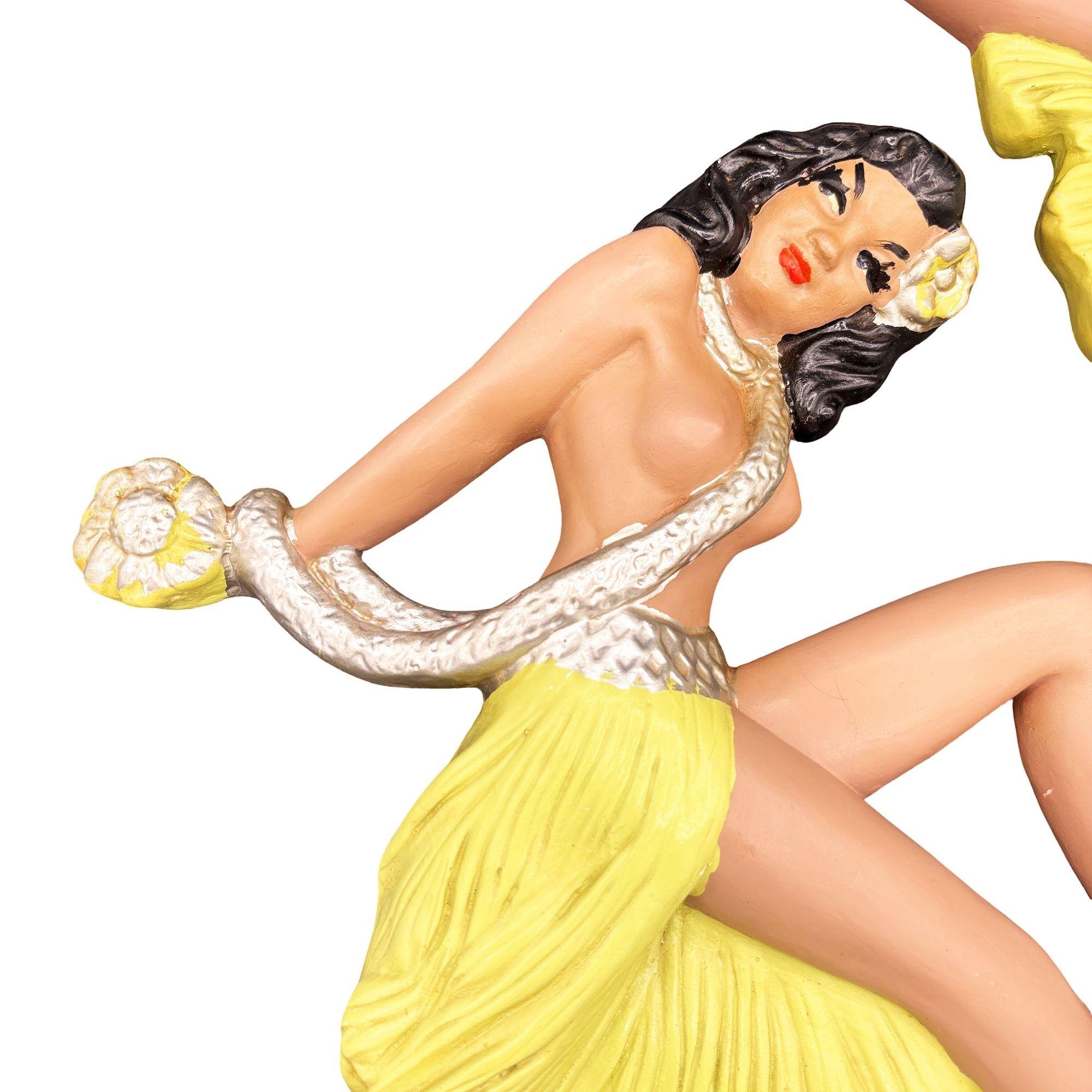 MCM Hawaiian Art Pottery Nude Pin-up Yellow Hula Girl Wandskulptur, Paar (amerikanisch) im Angebot