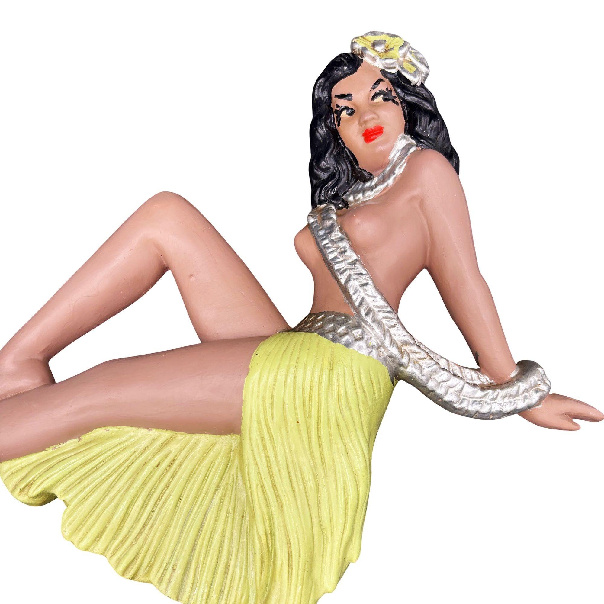 MCM Hawaiian Art Pottery Nude Pin-up Yellow Hula Girl Wandskulptur, Paar im Zustand „Hervorragend“ im Angebot in Van Nuys, CA