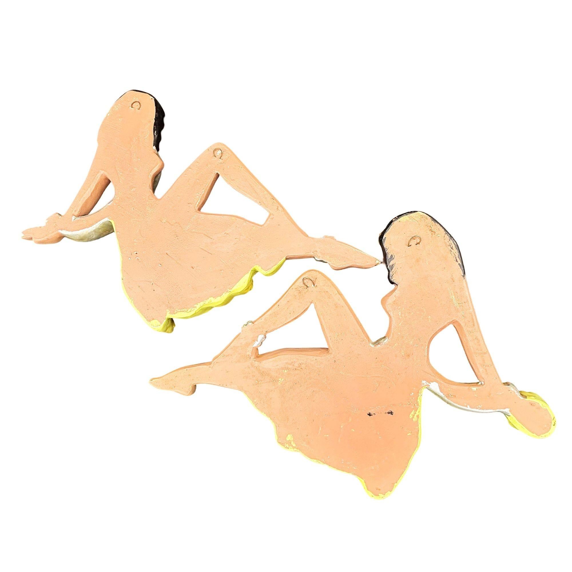 MCM Hawaiian Art Pottery Nude Pin-up Yellow Hula Girl Wandskulptur, Paar im Angebot 1