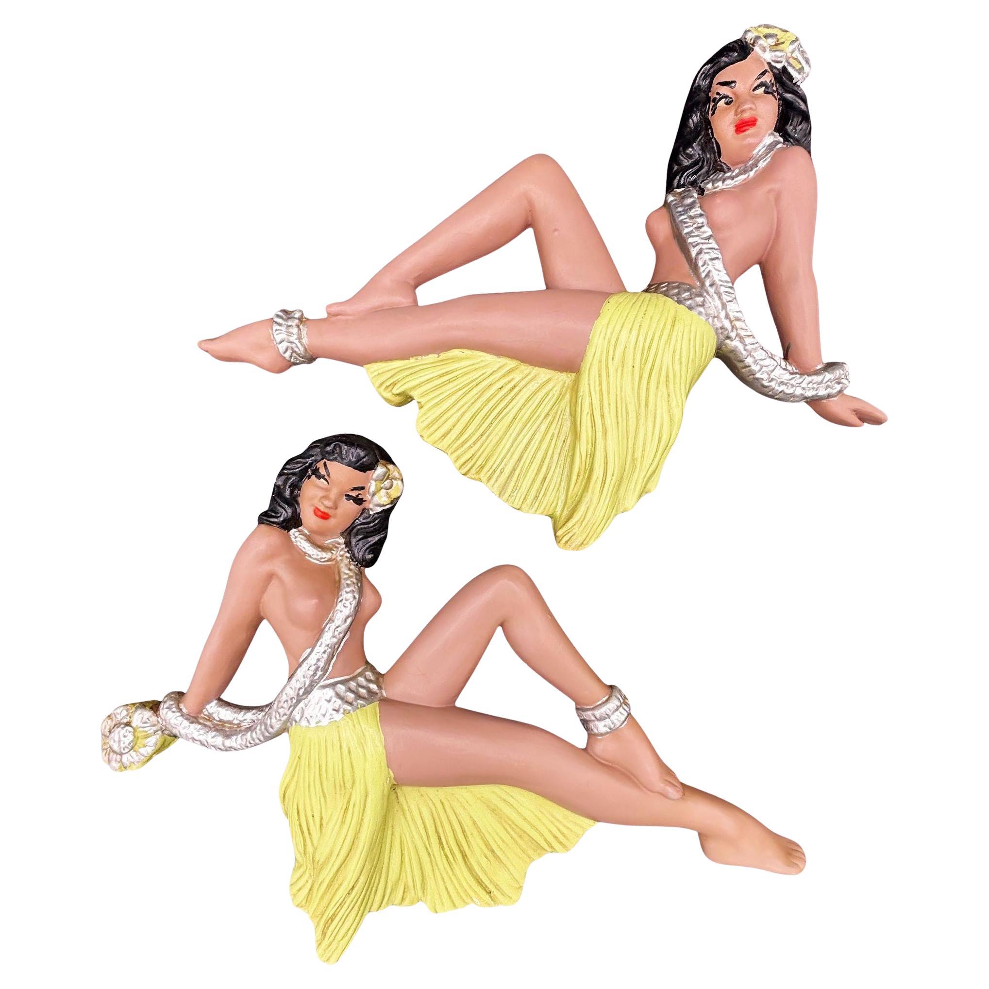 Sculpture murale en poterie d'art hawaïenne "Pin-up" nue et jaune "Hula Girl", paire