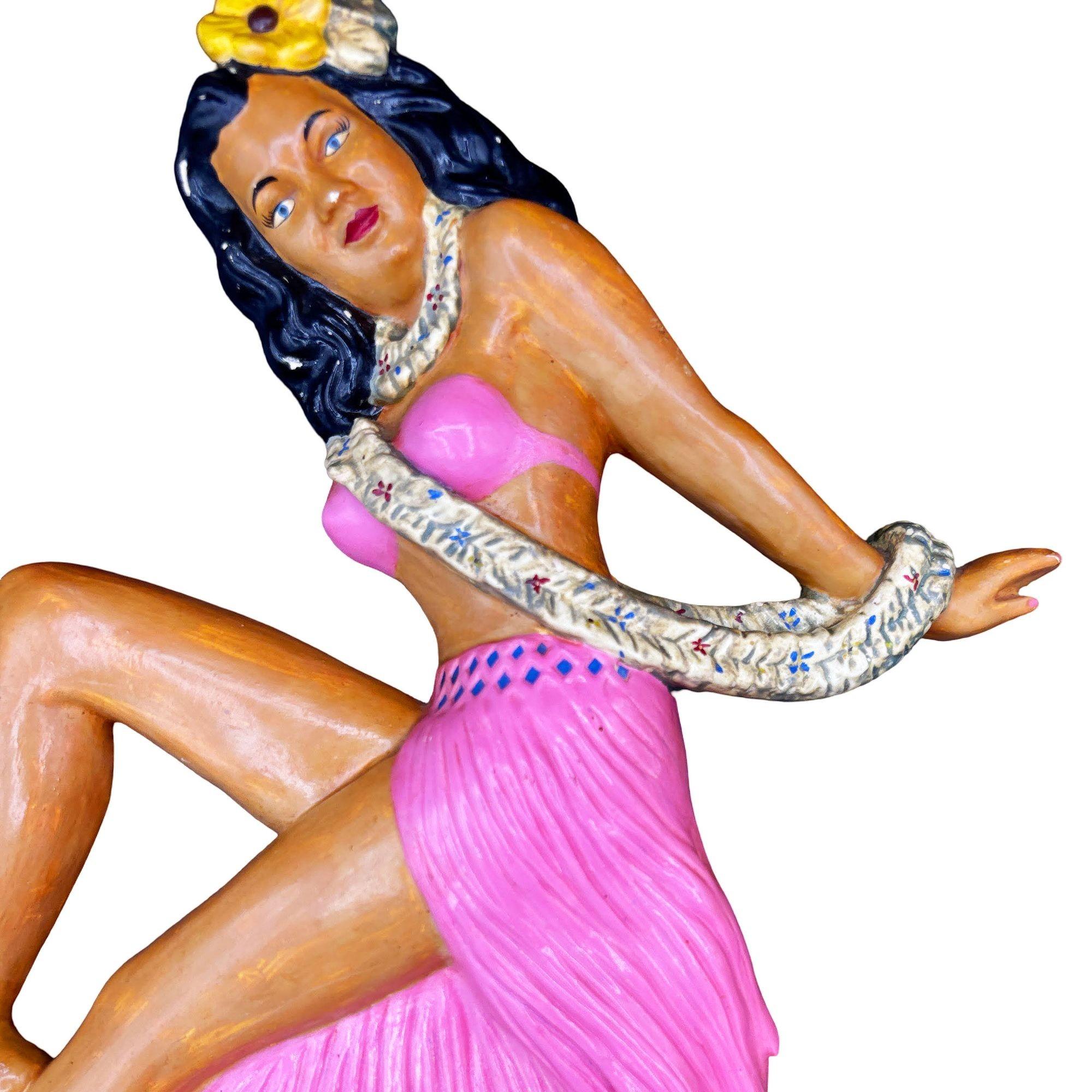 Sculptures murales originales de California Art Pottery, représentant une jeune fille hawaïenne Hula. La sculpture représente une belle fille assise avec une jambe levée, une jupe en gazon, un lei de fleurs et un hibiscus dans les cheveux. La