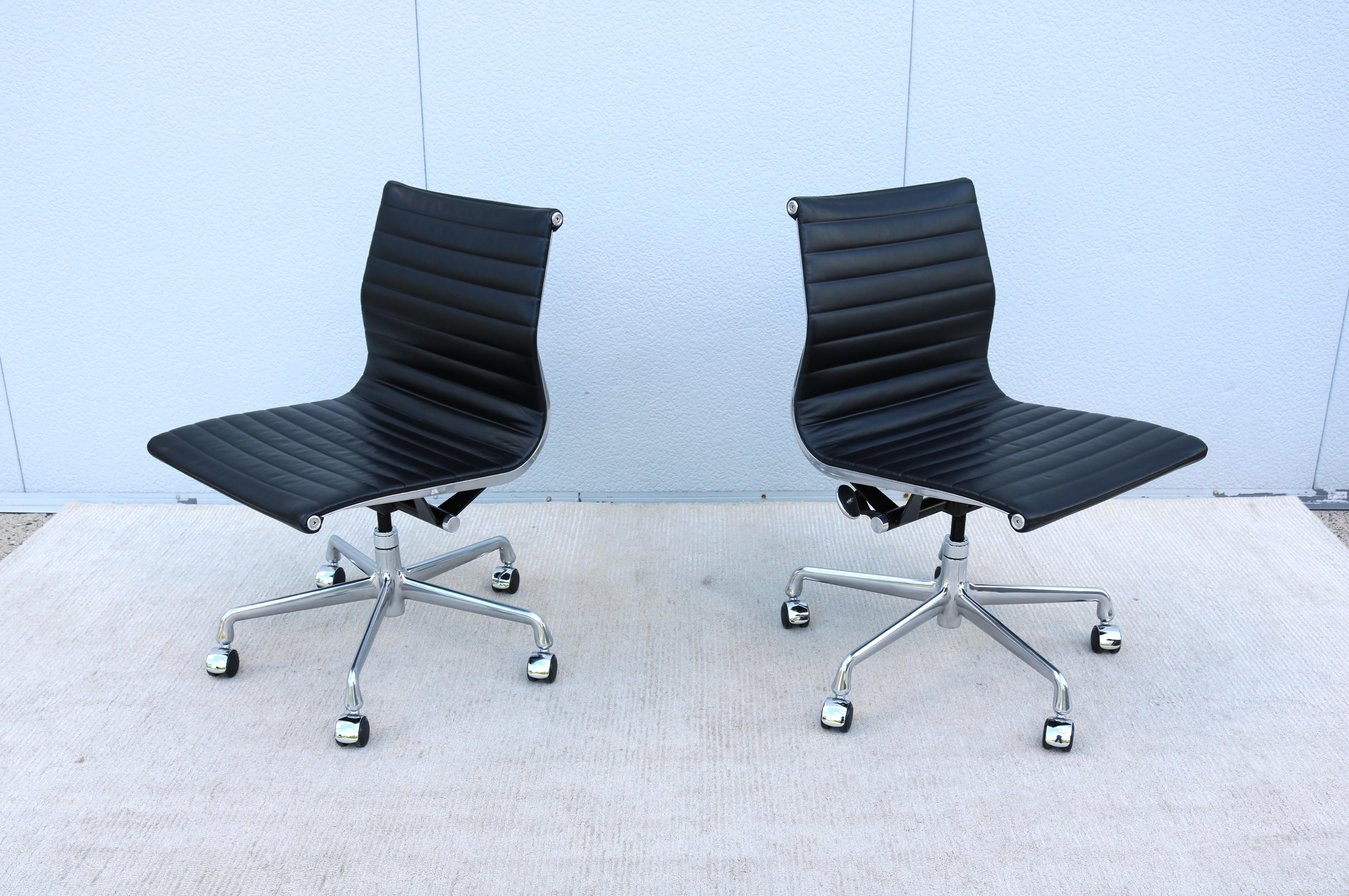 MCM Herman Miller Eames Aluminum Group Black Leather Armless Management Chair en vente 2