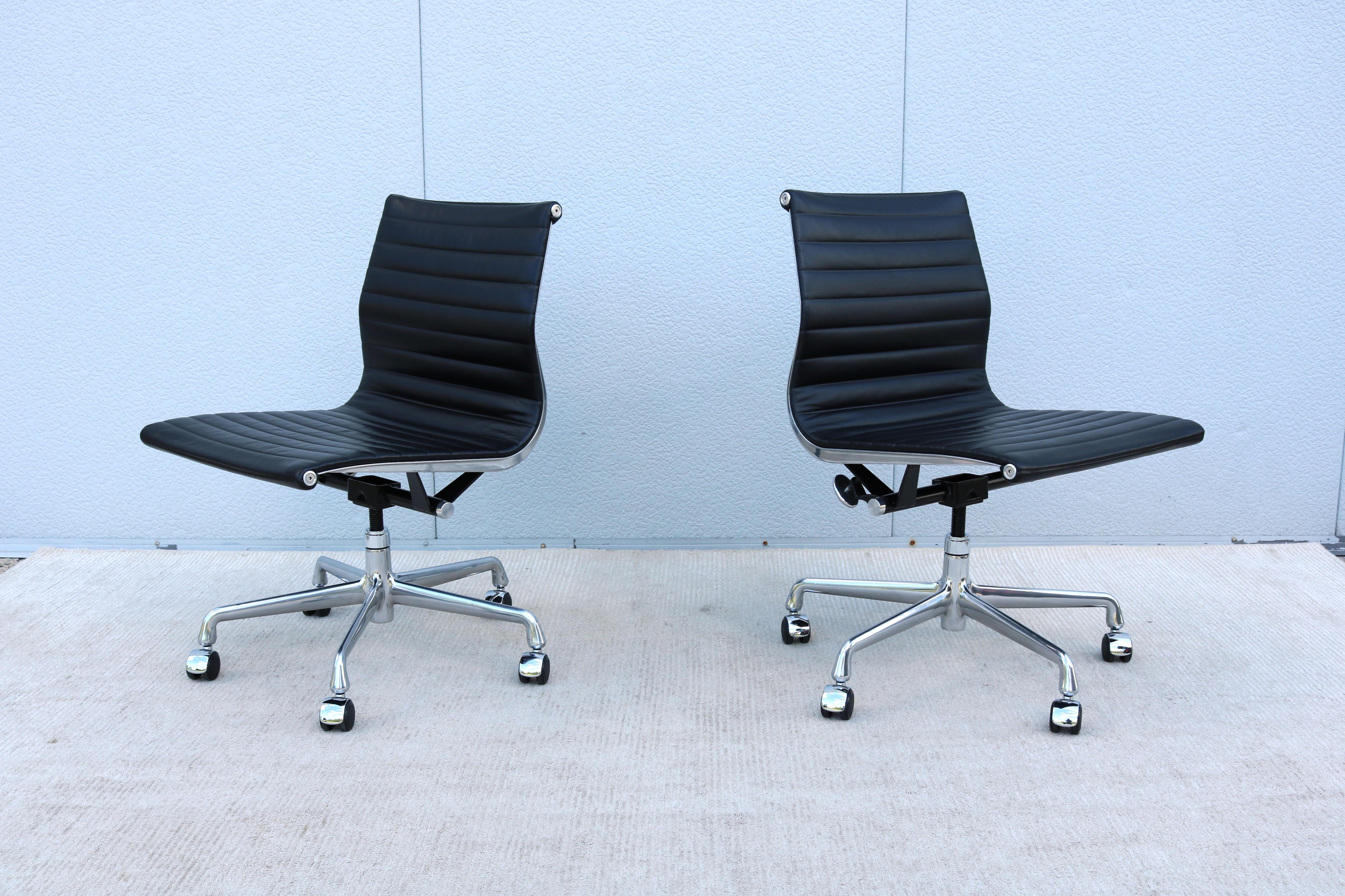 MCM Herman Miller Eames Aluminum Group Black Leather Armless Management Chair en vente 3
