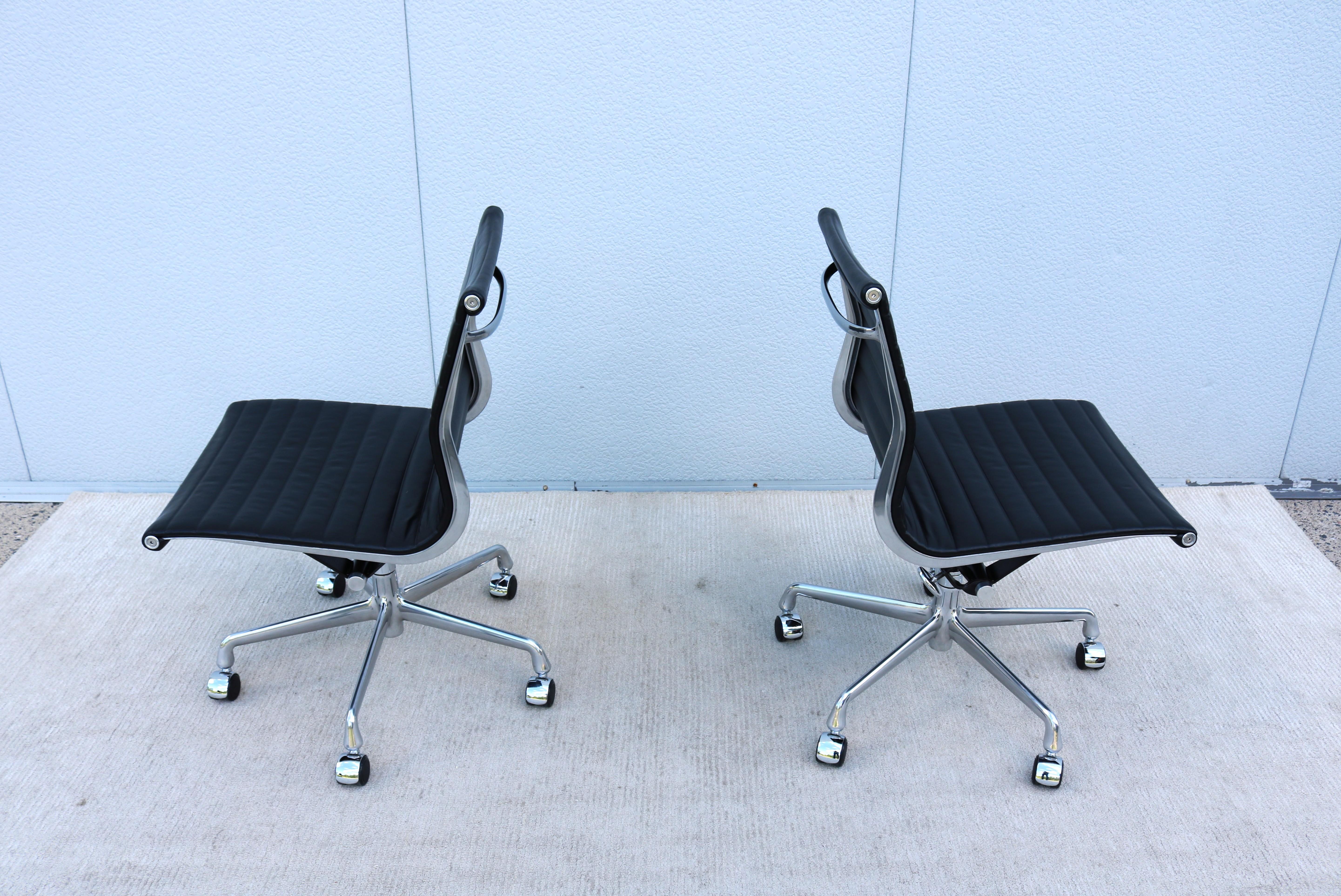 MCM Herman Miller Eames Aluminum Group Black Leather Armless Management Chair en vente 4