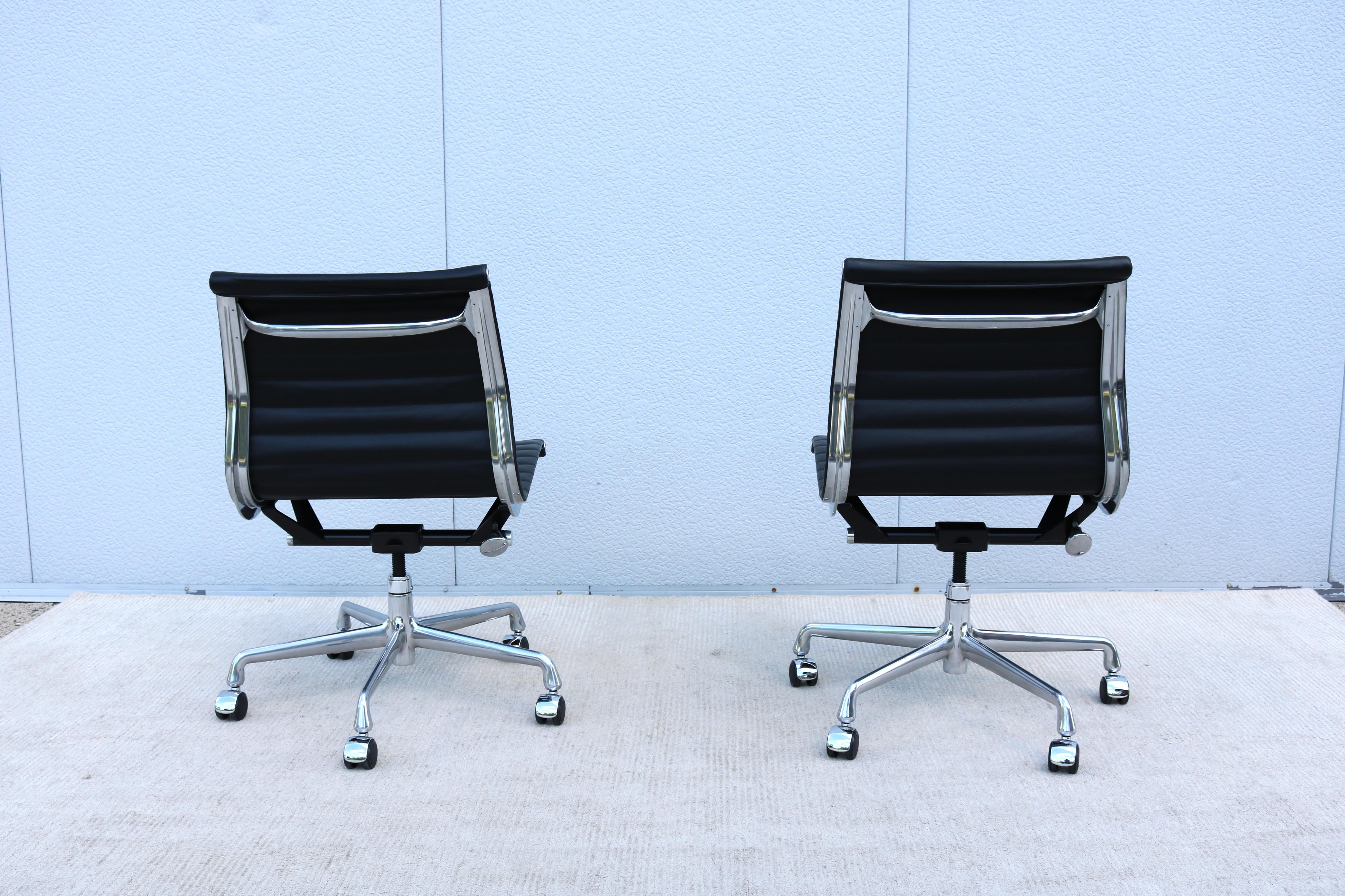 MCM Herman Miller Eames Aluminum Group Black Leather Armless Management Chair en vente 5