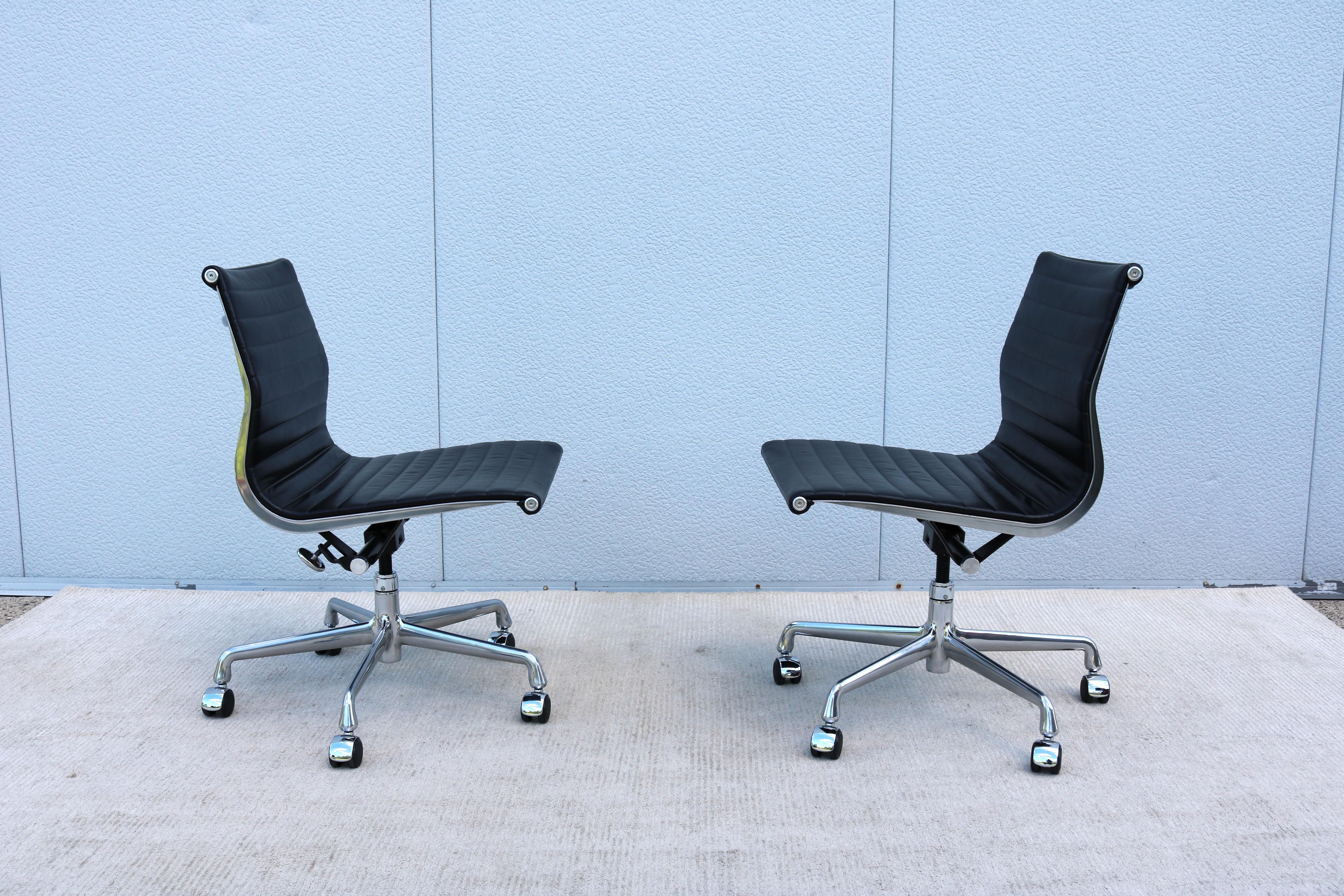 MCM Herman Miller Eames Aluminum Group Black Leather Armless Management Chair en vente 6