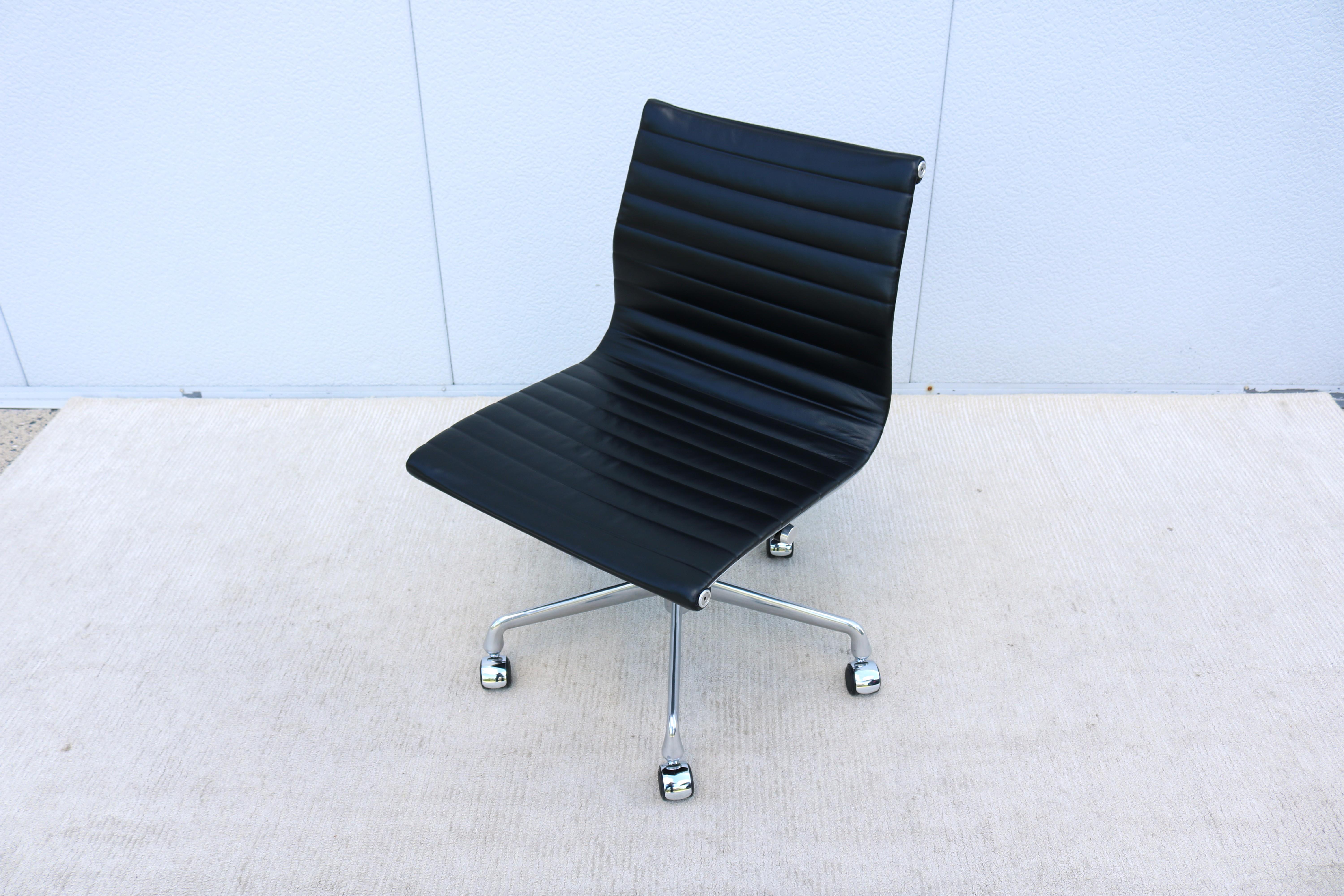 Stunning, authentic mid-century modern Eames aluminum group armless management chair.
A timeless design classic and contemporary with Innovative comfort features.
One of Herman Miller's most popular chairs was designed in 1958 by Charles and Ray