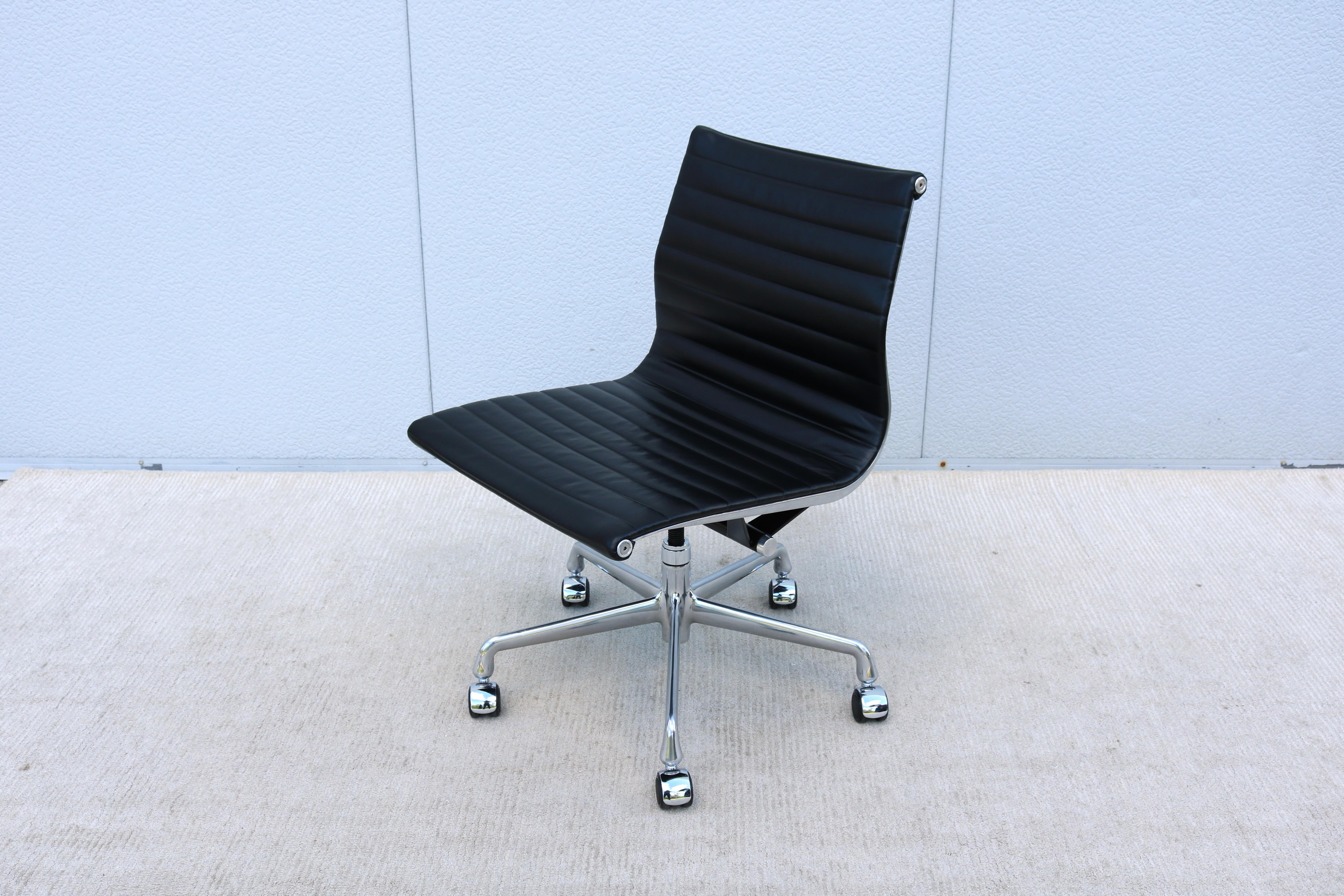 Américain MCM Herman Miller Eames Aluminum Group Black Leather Armless Management Chair en vente