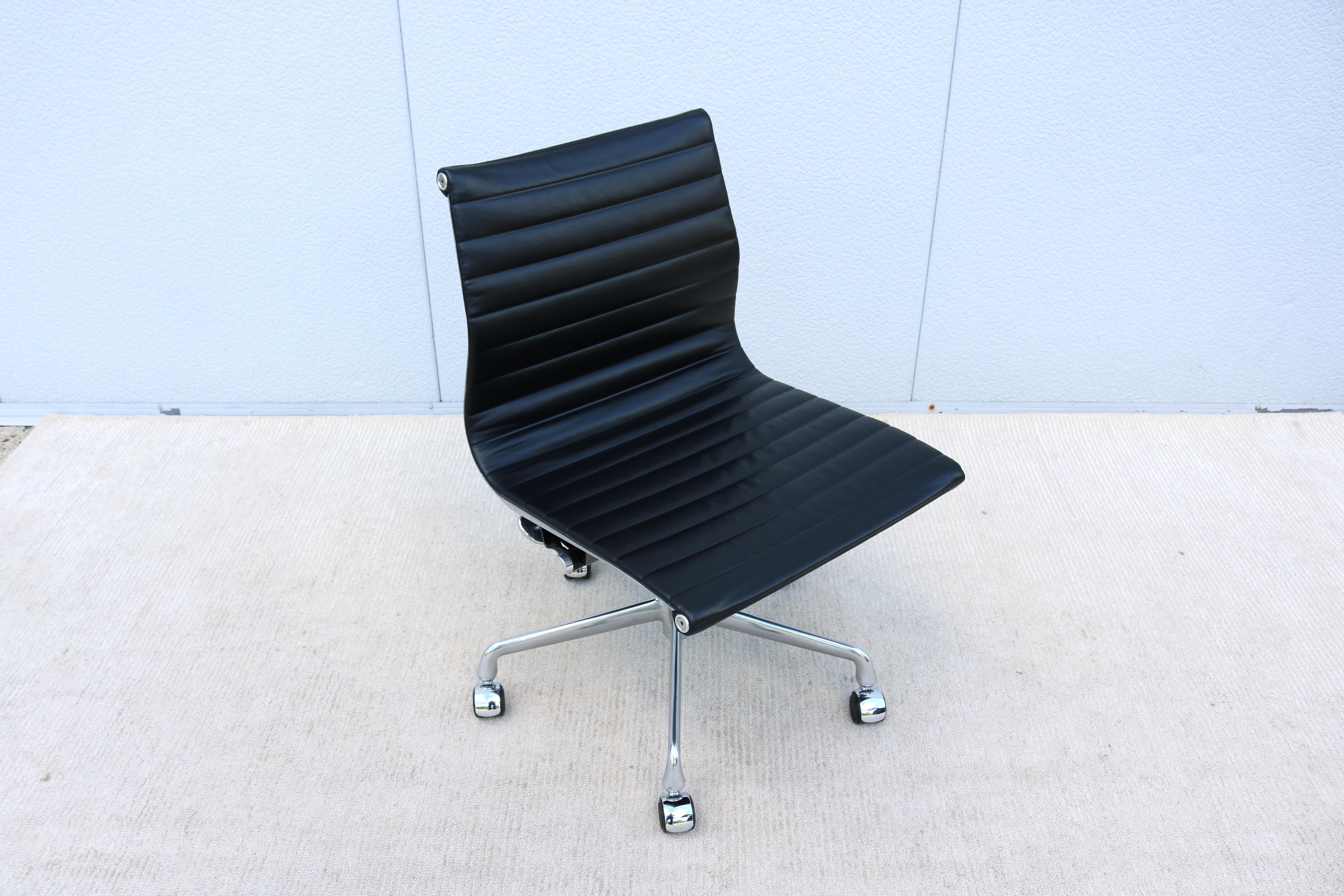 Poli MCM Herman Miller Eames Aluminum Group Black Leather Armless Management Chair en vente
