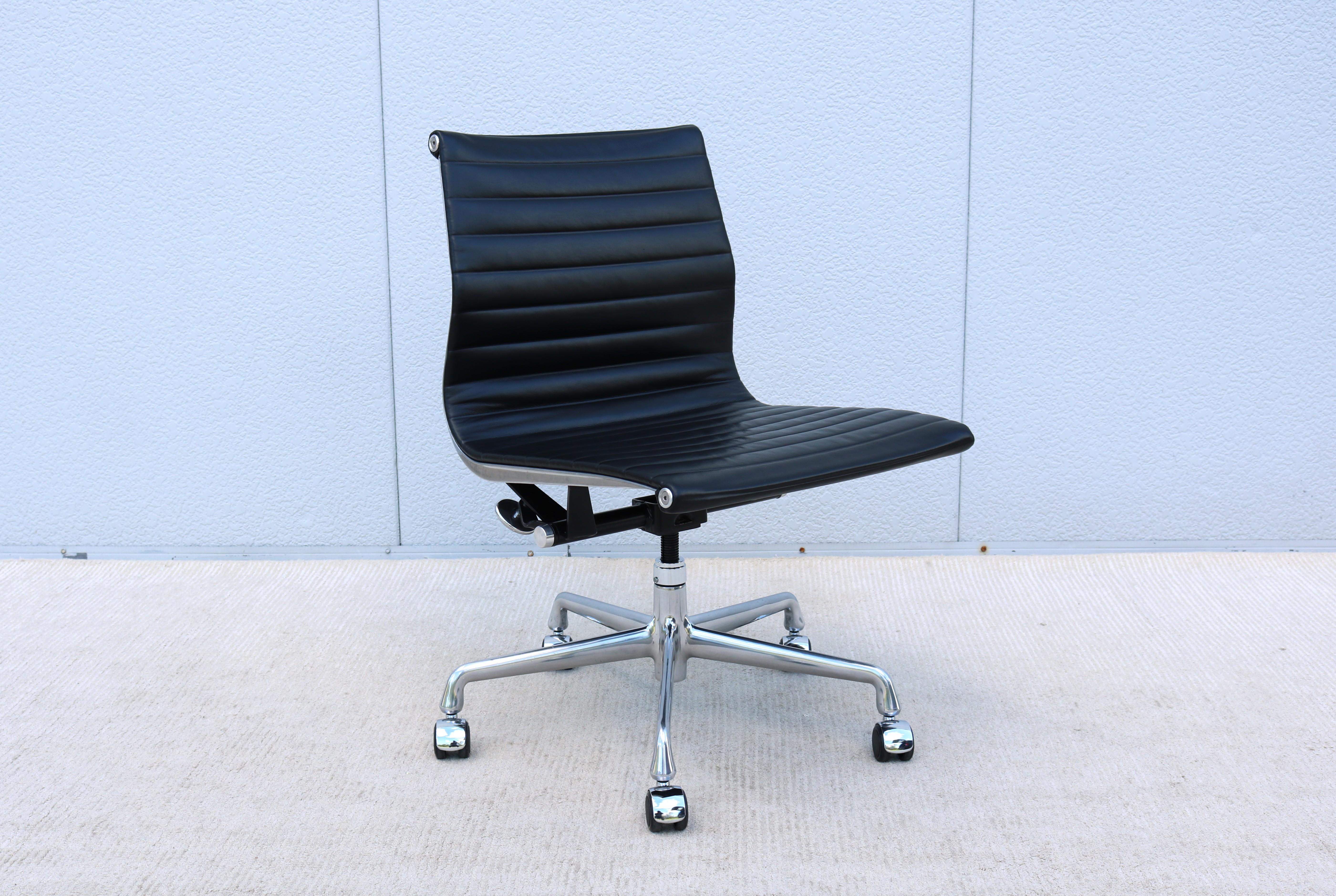 MCM Herman Miller Eames Aluminum Group Black Leather Armless Management Chair Bon état - En vente à Secaucus, NJ