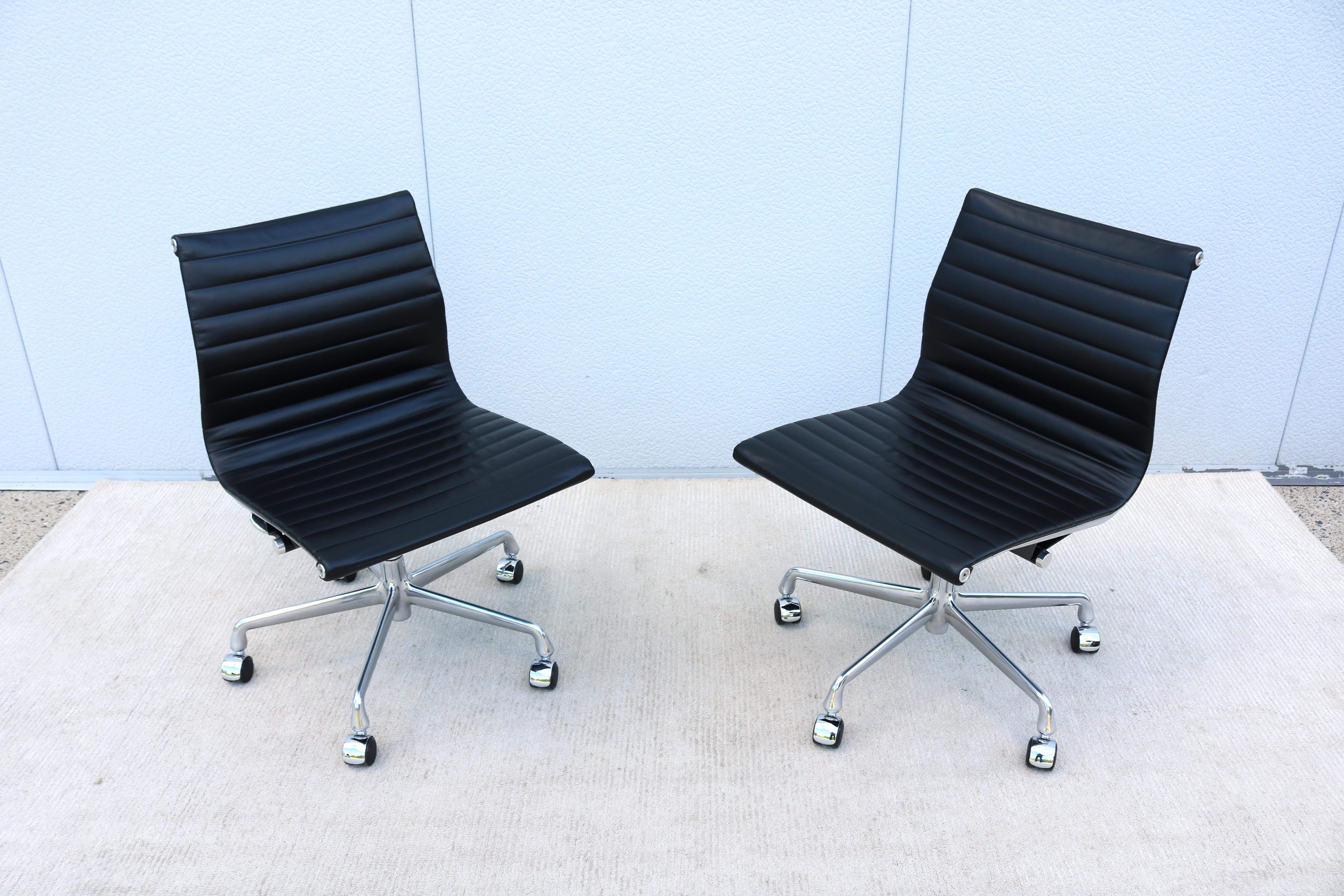 XXIe siècle et contemporain MCM Herman Miller Eames Aluminum Group Black Leather Armless Management Chair en vente