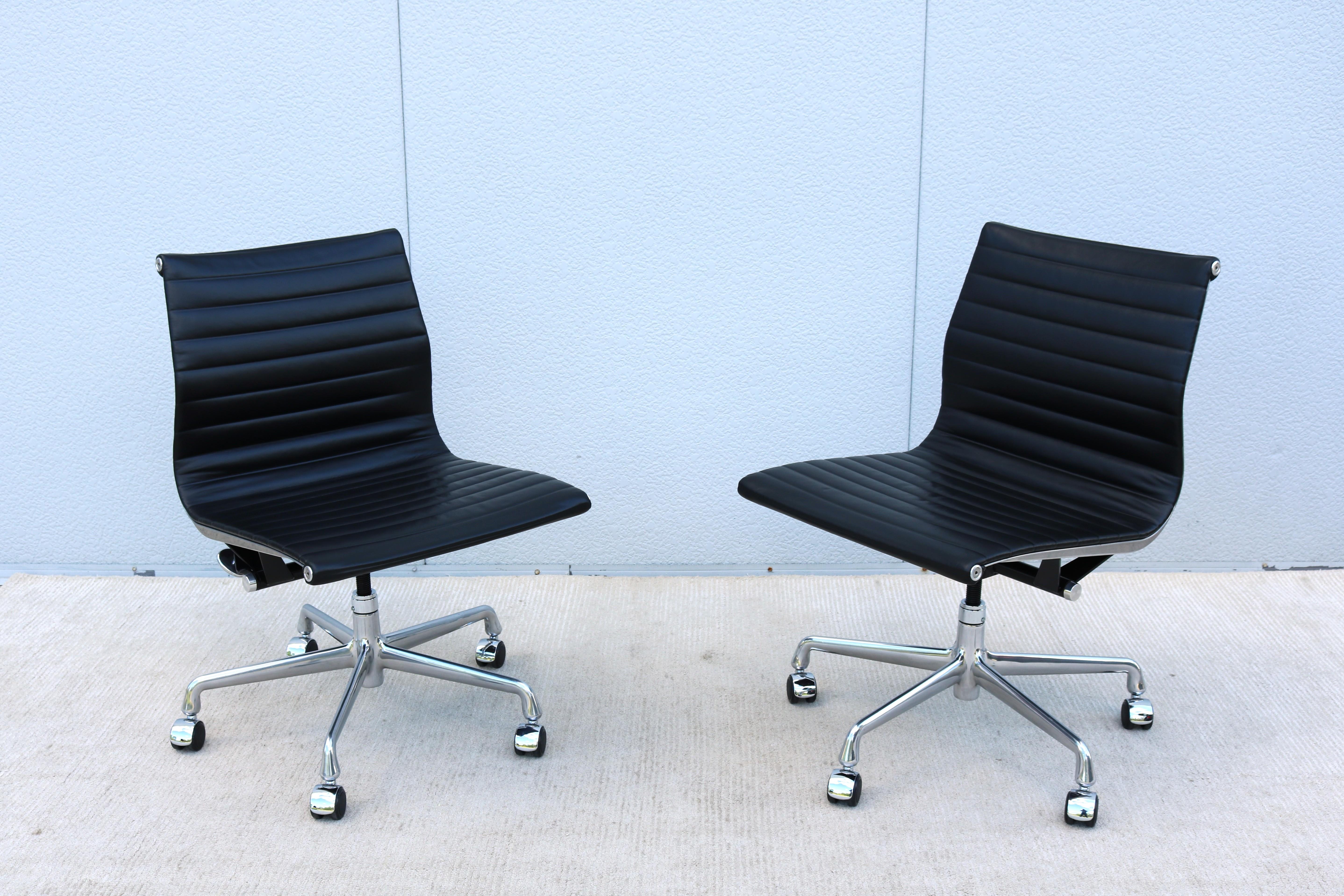 Aluminium MCM Herman Miller Eames Aluminum Group Black Leather Armless Management Chair en vente