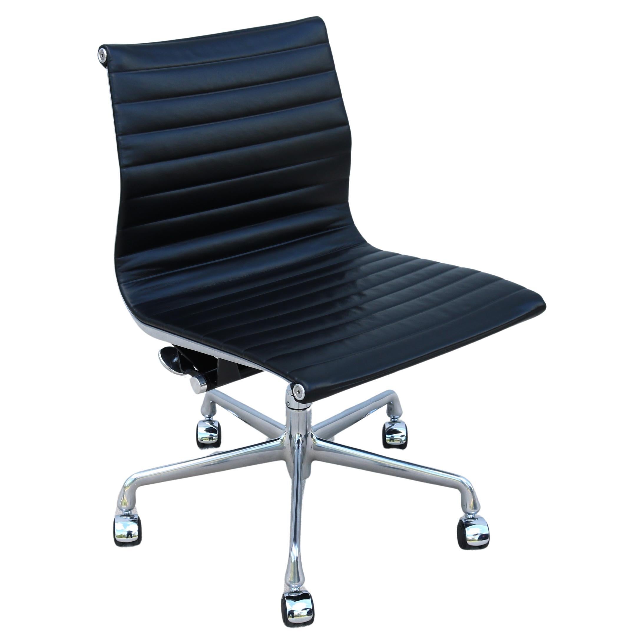 MCM Herman Miller Eames Aluminum Group Black Leather Armless Management Chair en vente