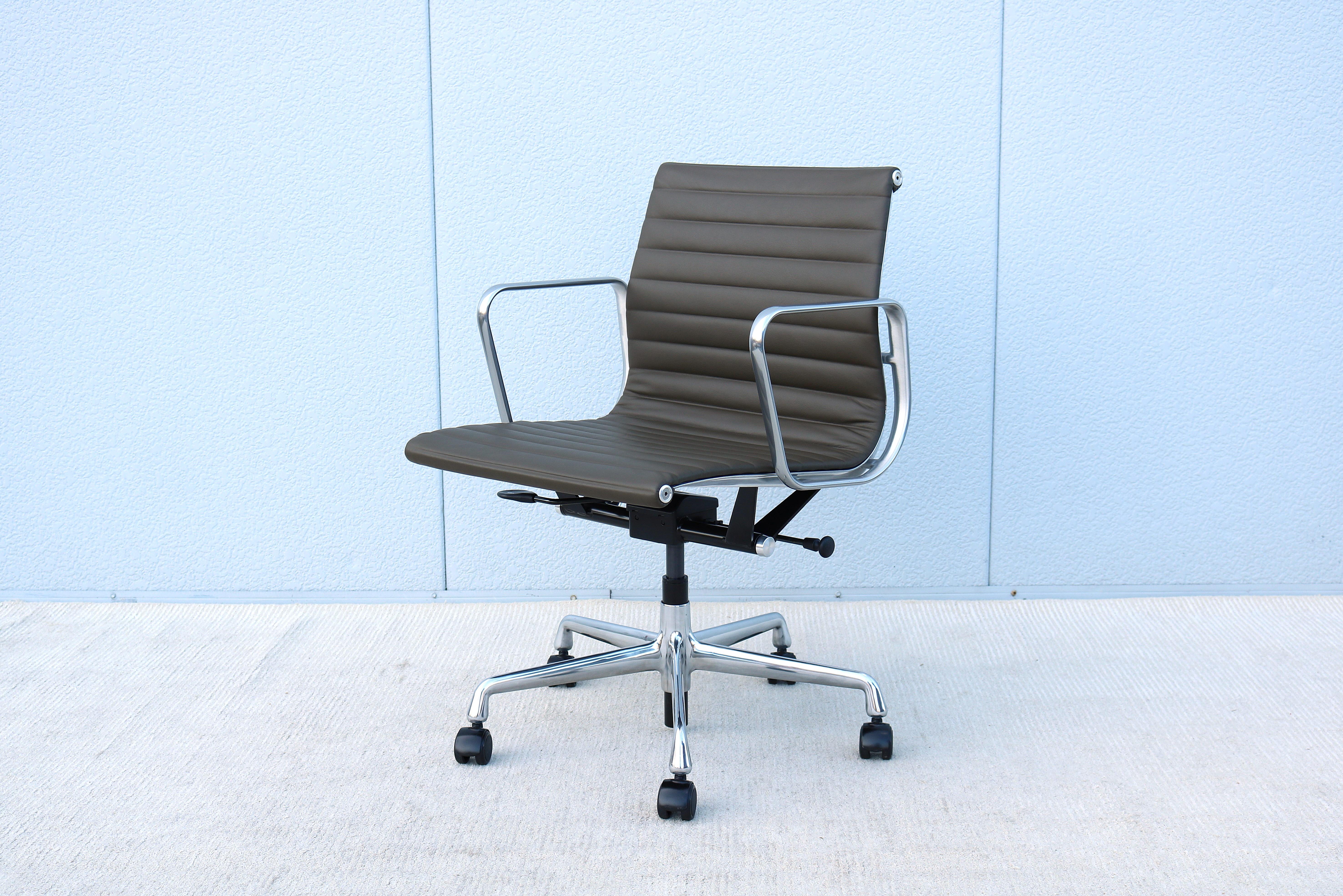 MCM Herman Miller Eames Aluminum Group Management Chair in Hunter Brown Leather For Sale 3