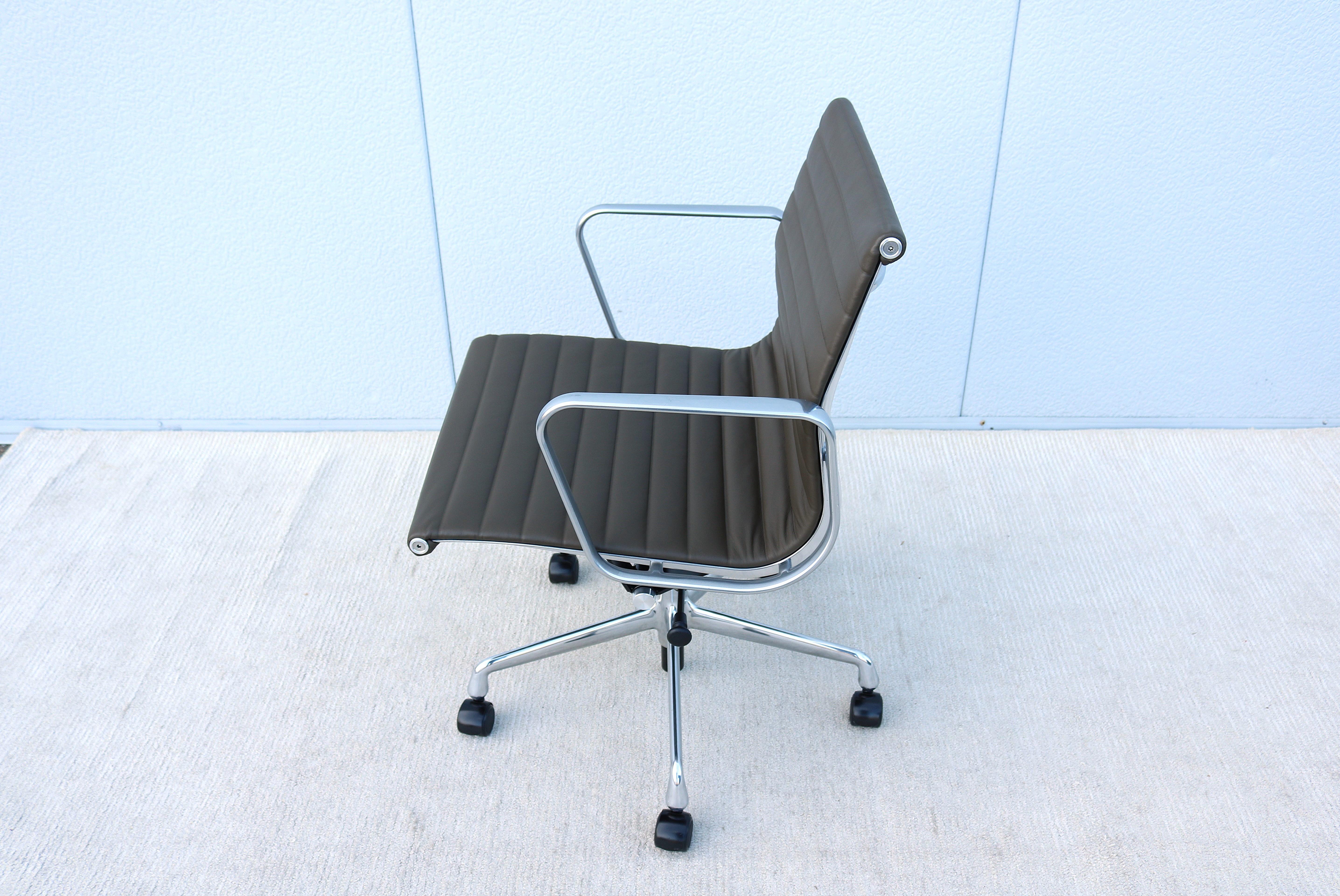 MCM Herman Miller Eames Aluminum Group Management Chair in Hunter Brown Leather For Sale 4