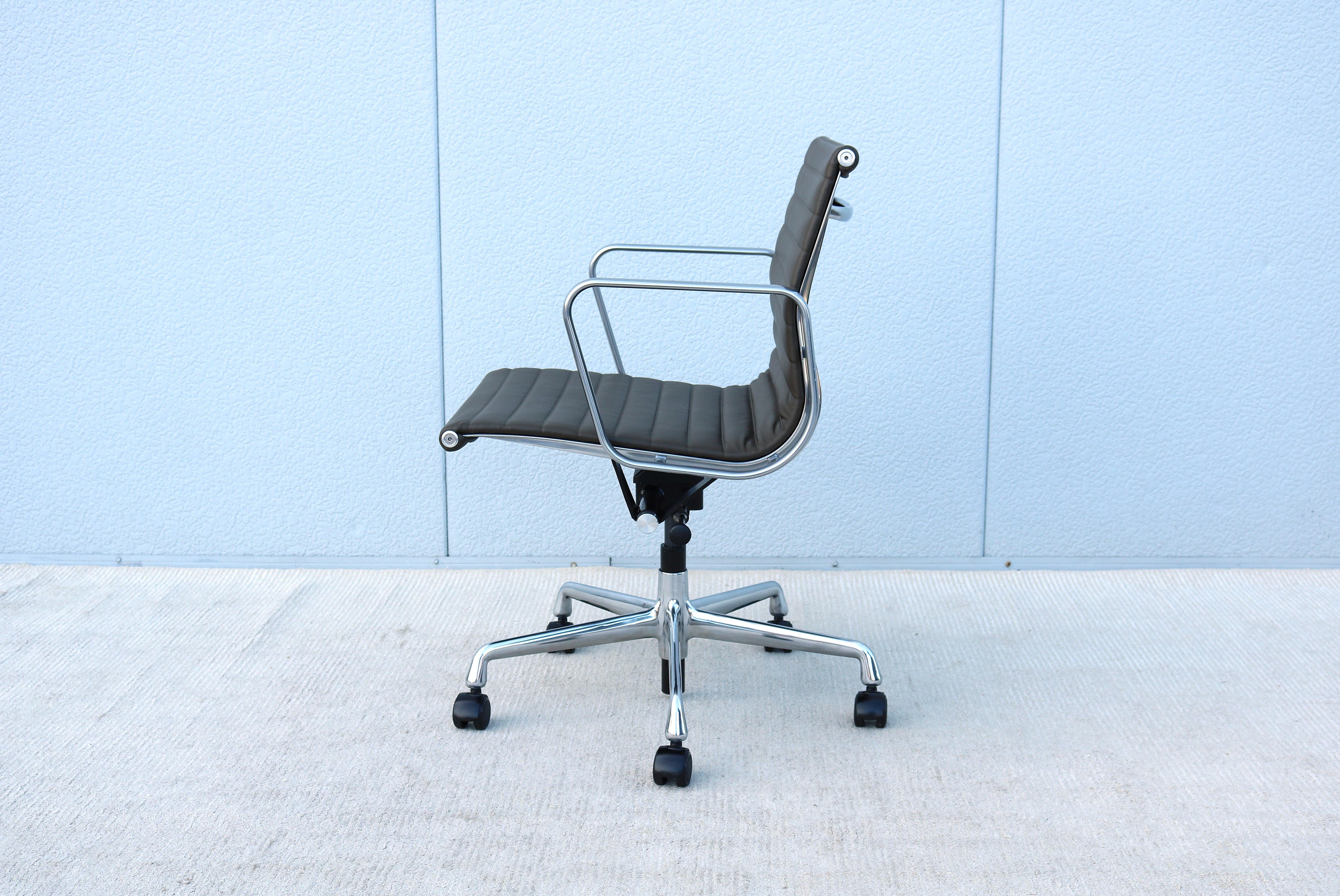 MCM Herman Miller Eames Aluminum Group Management Chair in Hunter Brown Leather For Sale 5