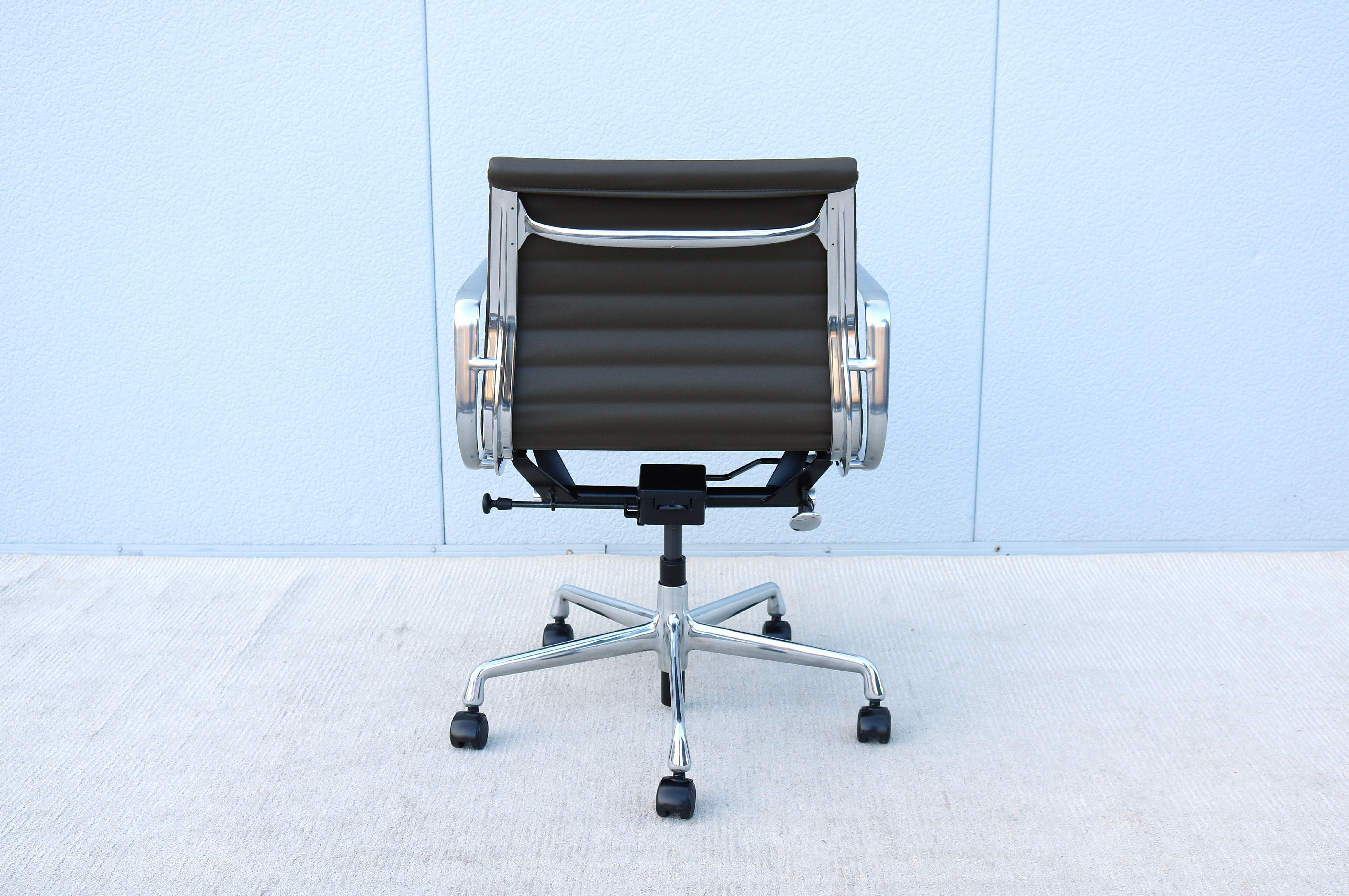 MCM Herman Miller Eames Aluminum Group Management Chair in Hunter Brown Leather For Sale 6