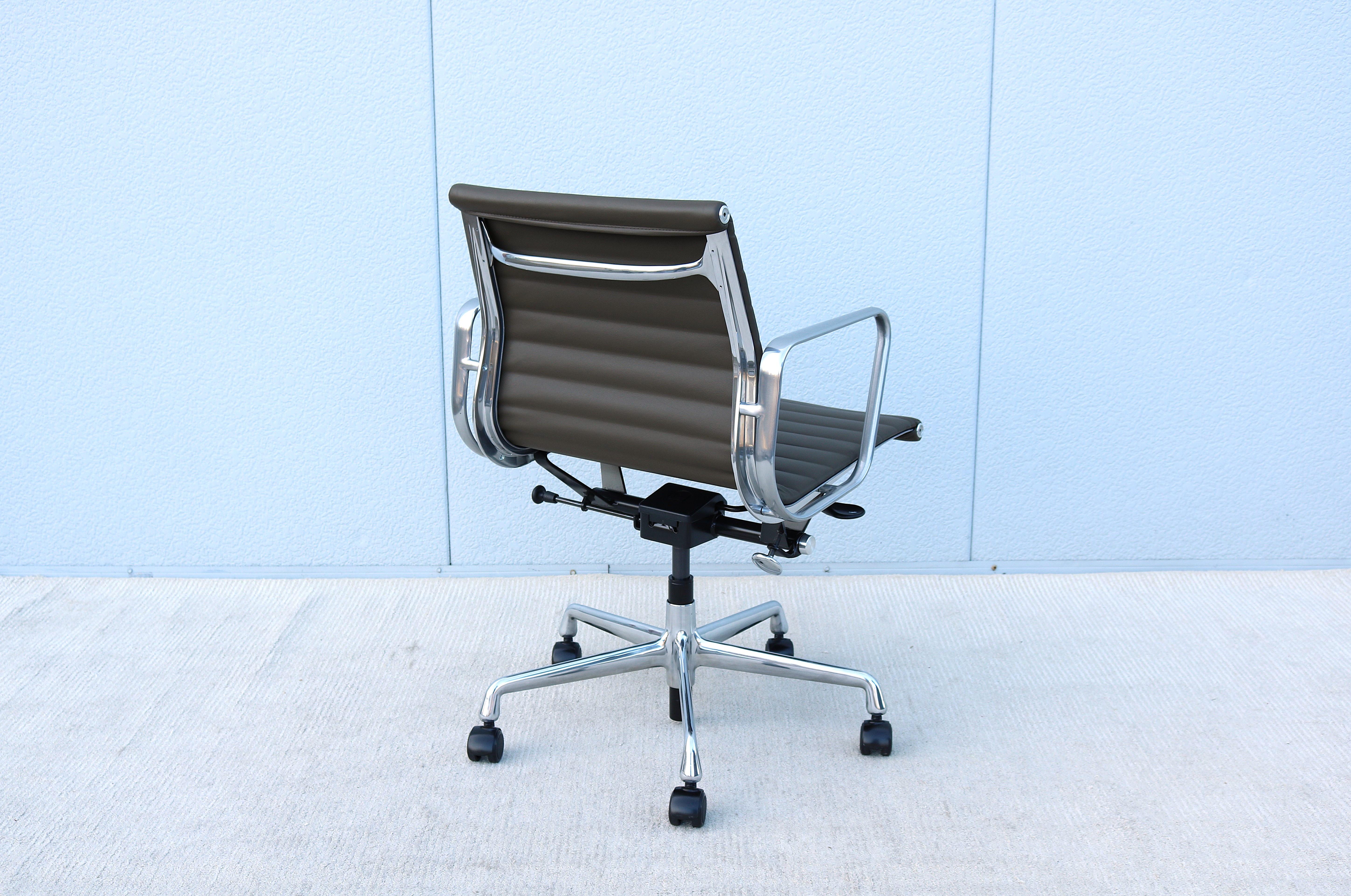 MCM Herman Miller Eames Aluminum Group Management Chair in Hunter Brown Leather For Sale 7