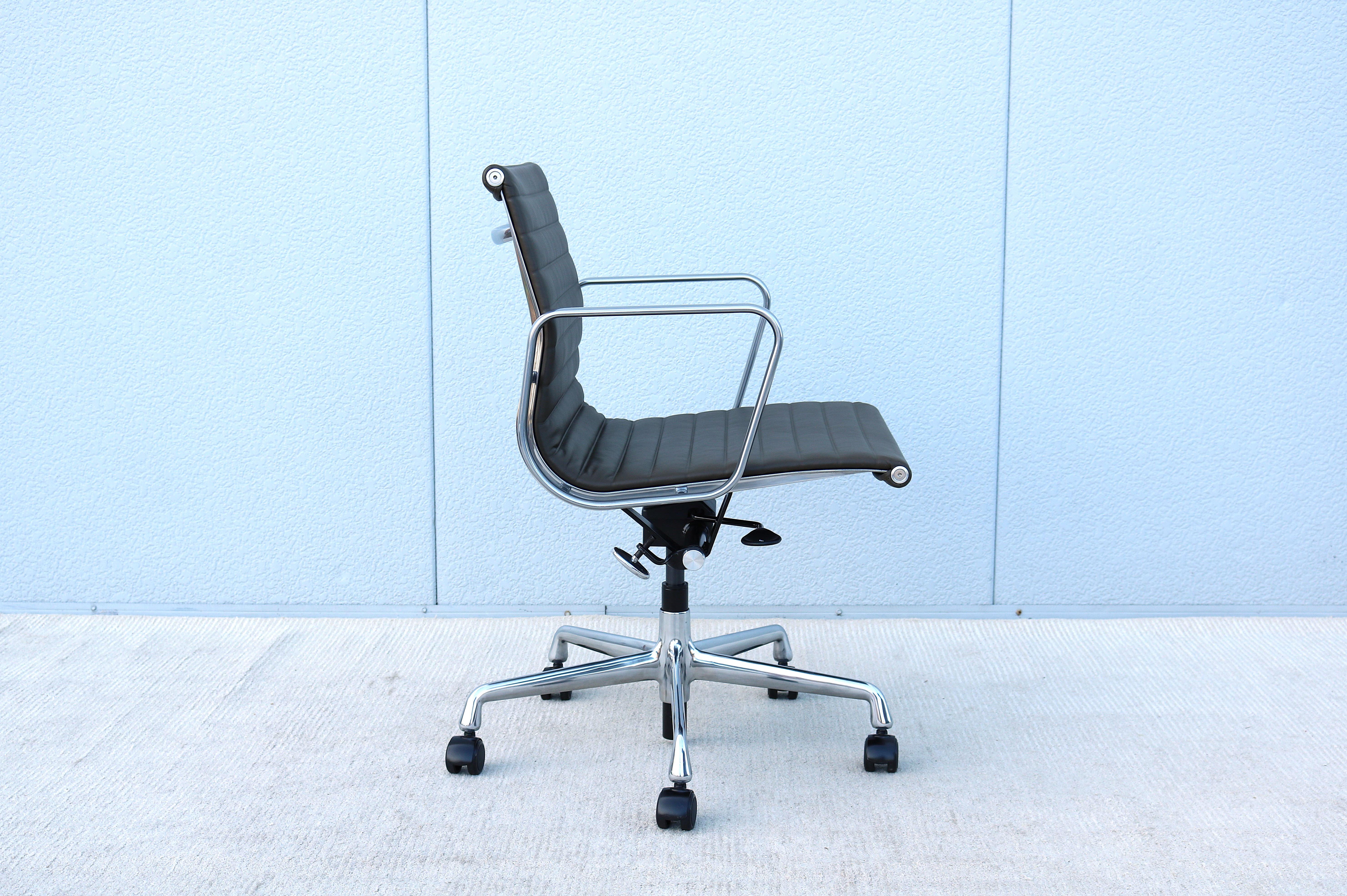 MCM Herman Miller Eames Aluminum Group Management Chair in Hunter Brown Leather For Sale 8