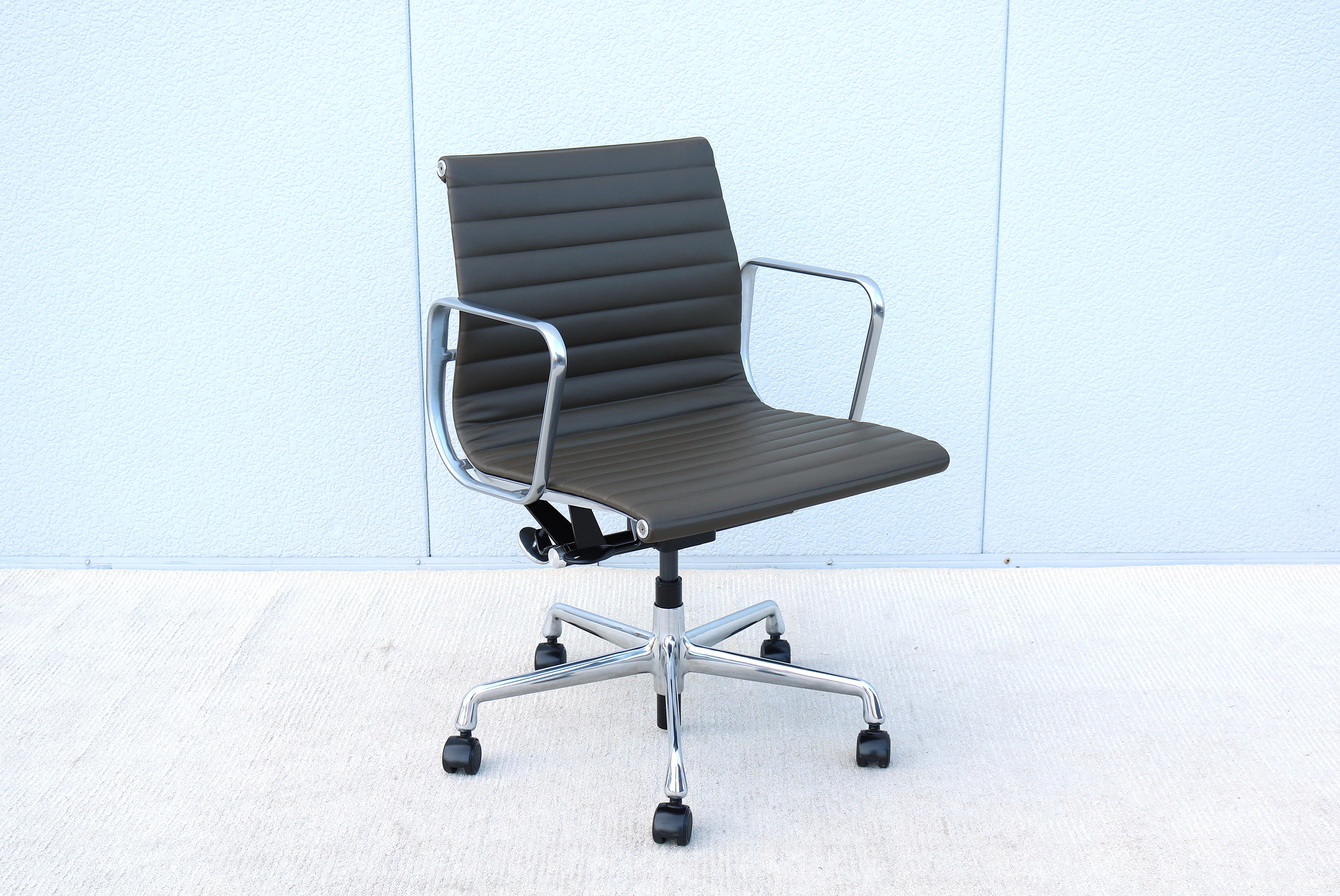 Stunning authentic mid-century modern Eames aluminum group management chair.
A timeless design classic and contemporary with Innovative comfort features.
One of Herman Miller's most popular chairs was designed in 1958 by Charles and Ray