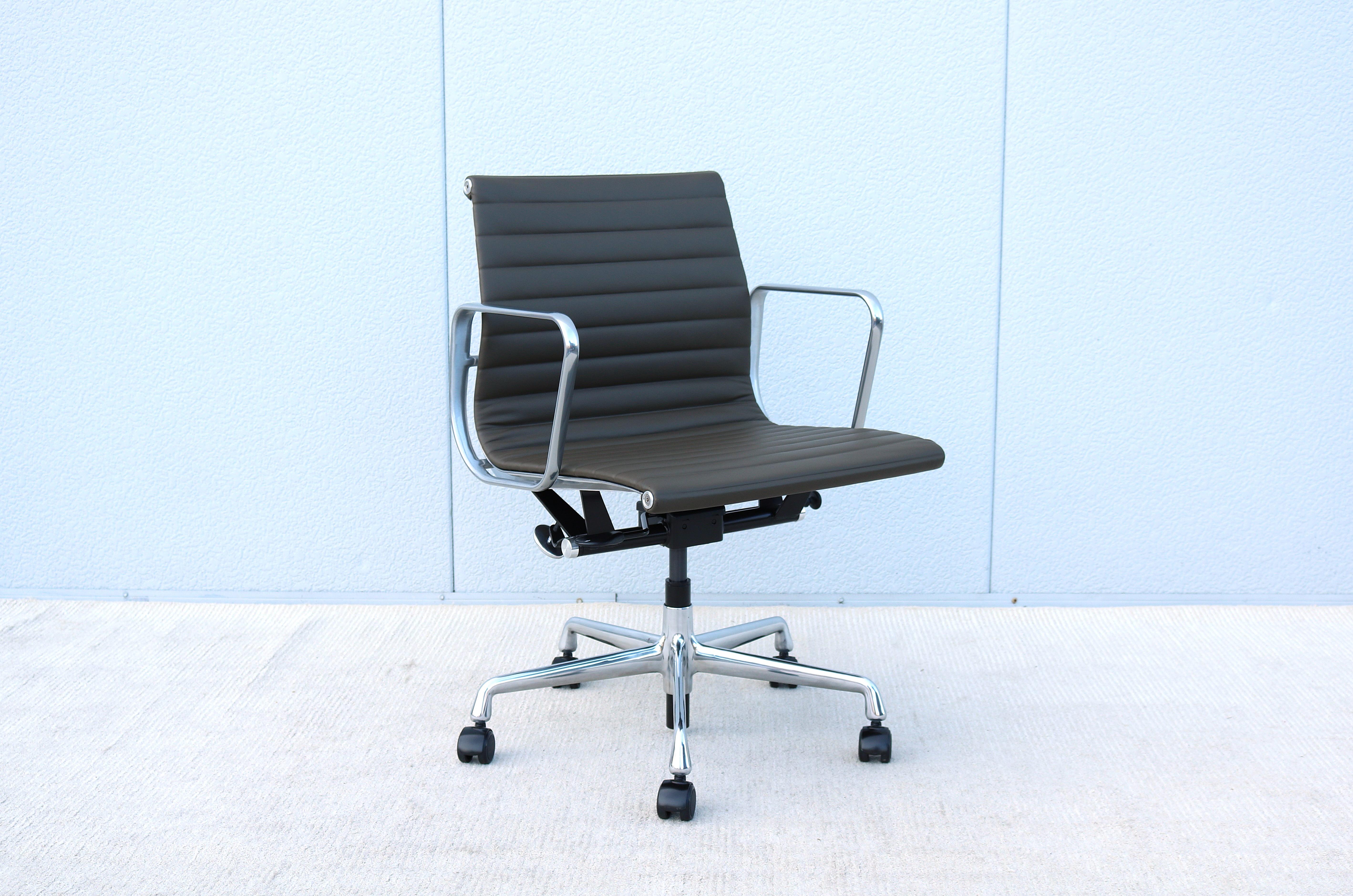 Mid-Century Modern MCM Herman Miller Eames Aluminum Group Management Chair in Hunter Brown Leather For Sale