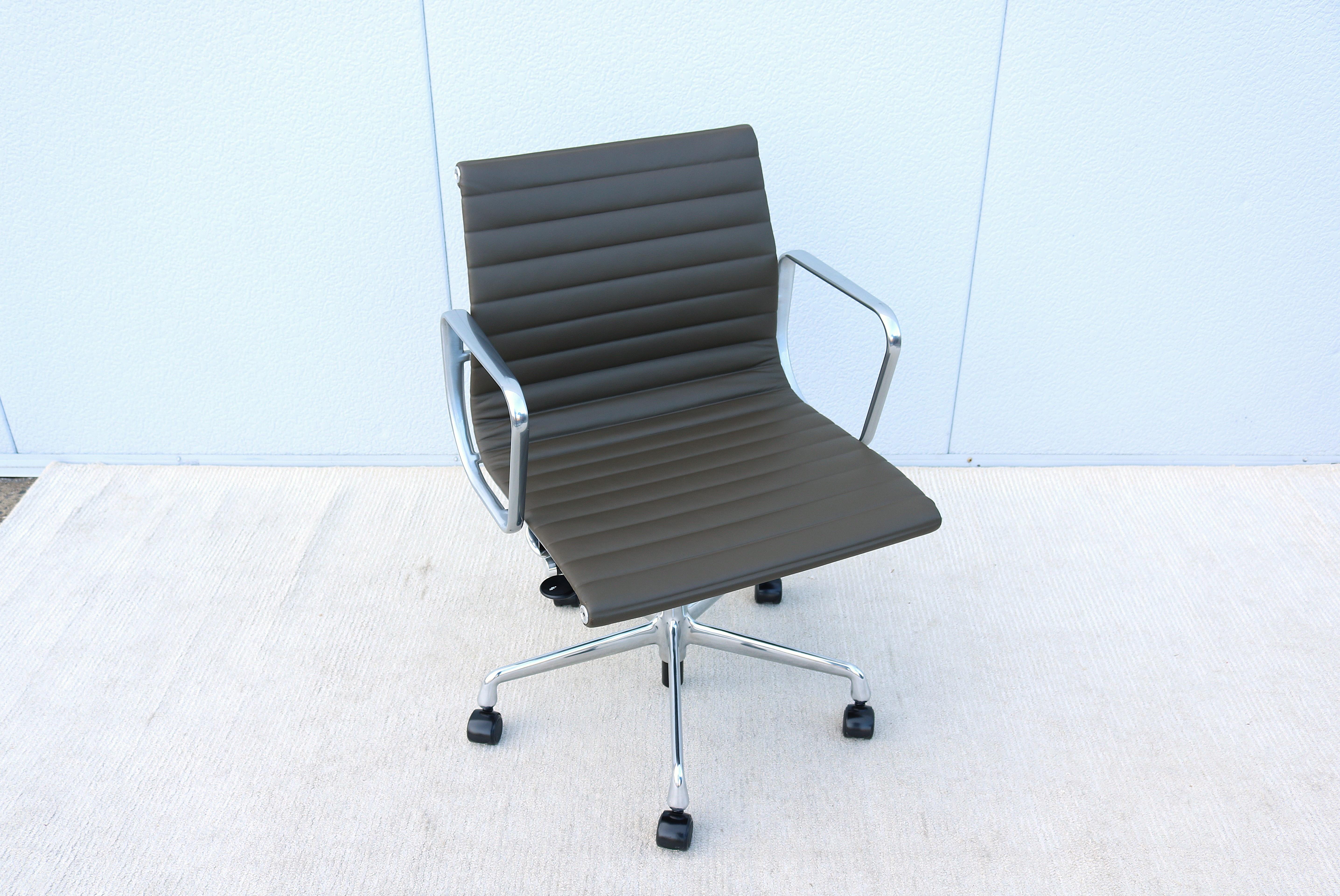 American MCM Herman Miller Eames Aluminum Group Management Chair in Hunter Brown Leather For Sale