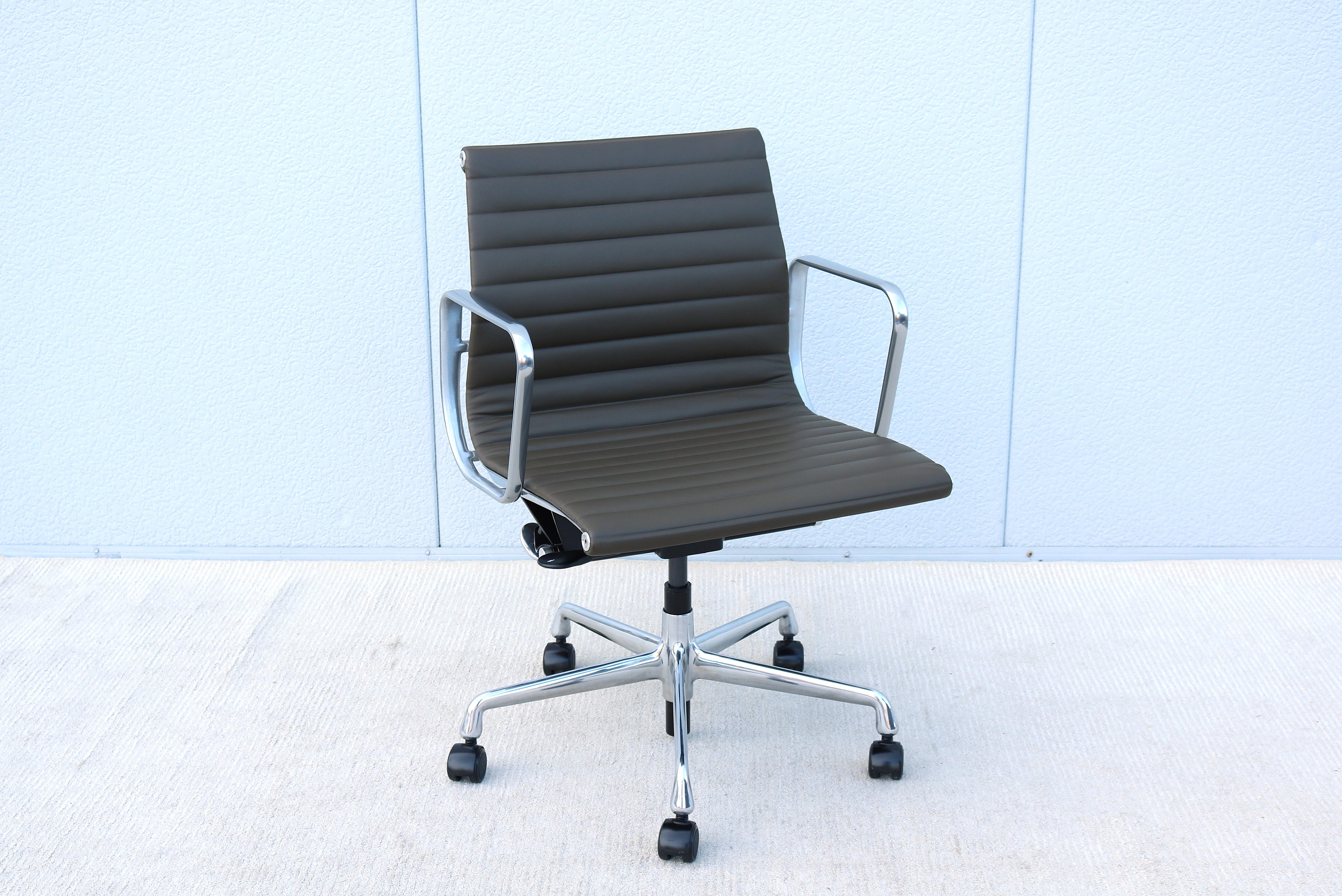 Polished MCM Herman Miller Eames Aluminum Group Management Chair in Hunter Brown Leather For Sale