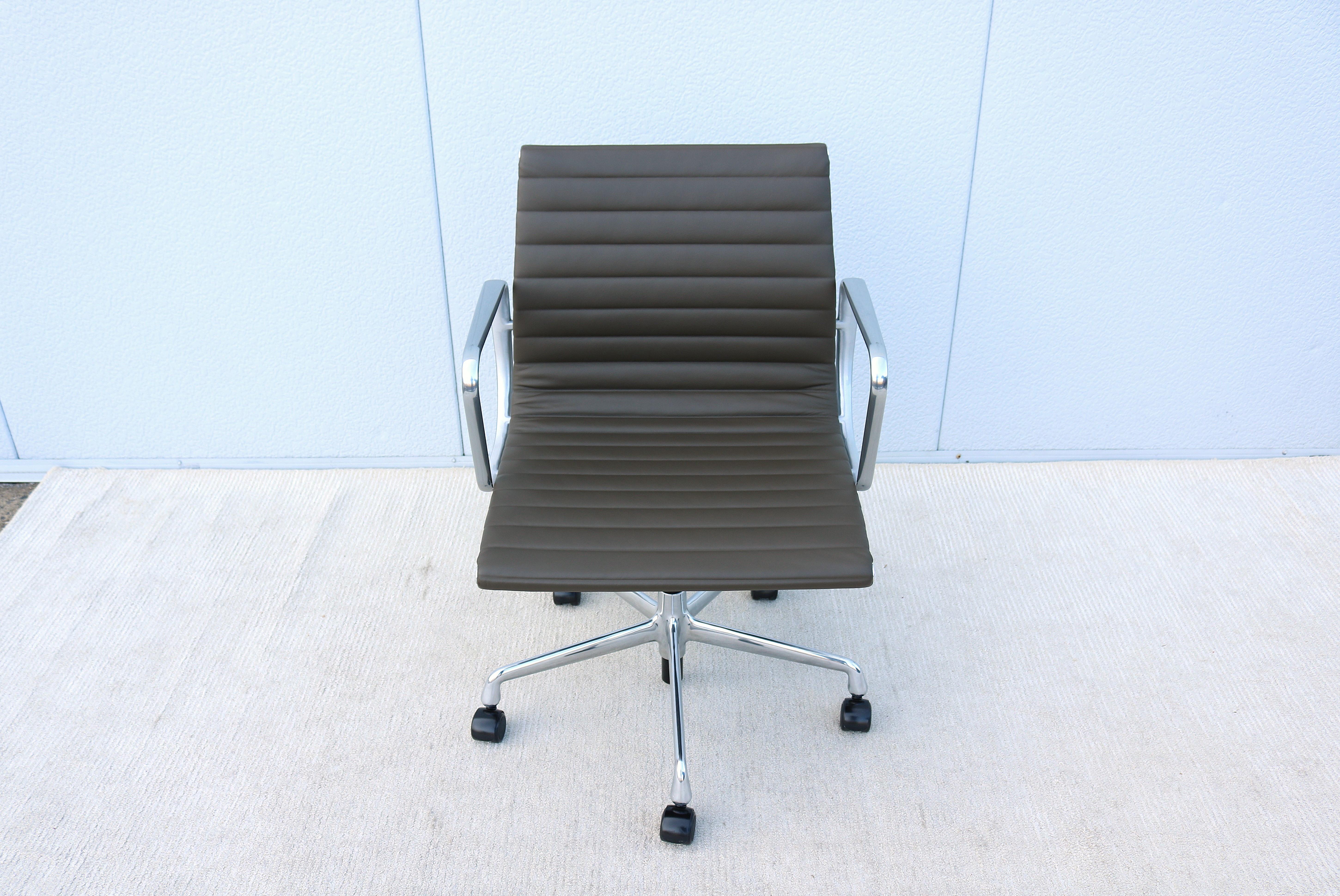 MCM Herman Miller Eames Aluminum Group Management Chair in Hunter Brown Leather In Excellent Condition For Sale In Secaucus, NJ