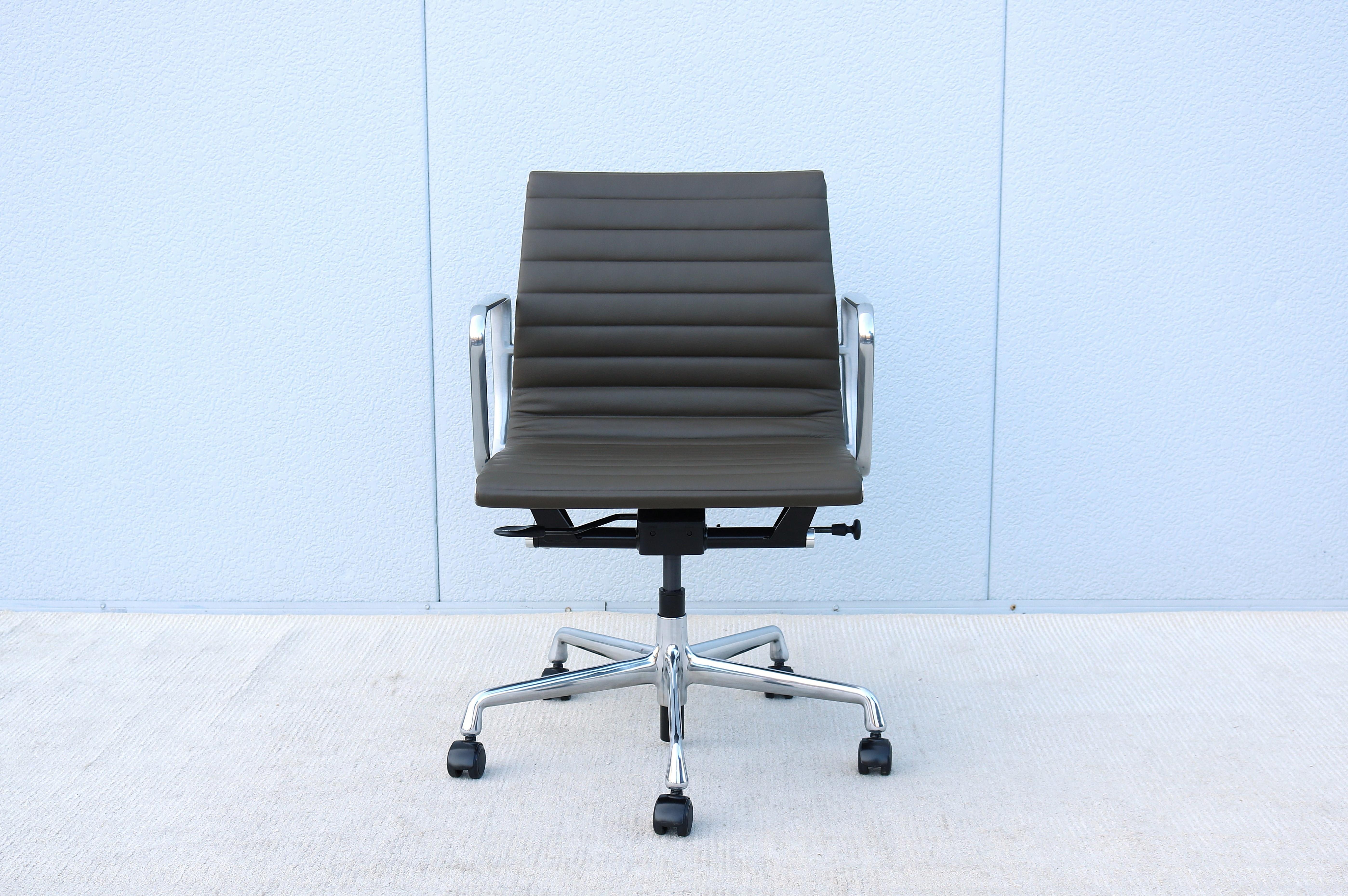 Contemporary MCM Herman Miller Eames Aluminum Group Management Chair in Hunter Brown Leather For Sale