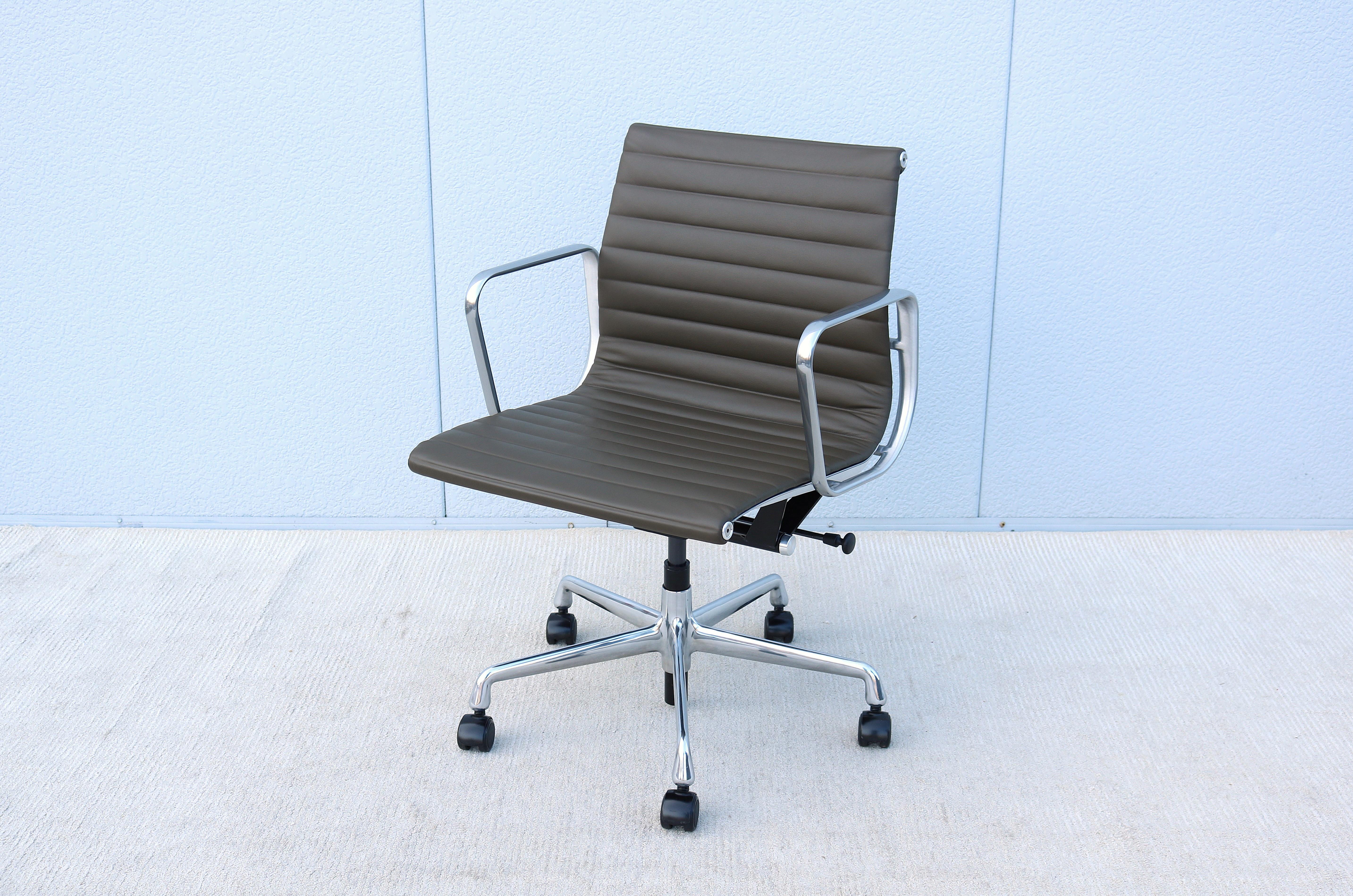 MCM Herman Miller Eames Aluminum Group Management Chair in Hunter Brown Leather For Sale 1