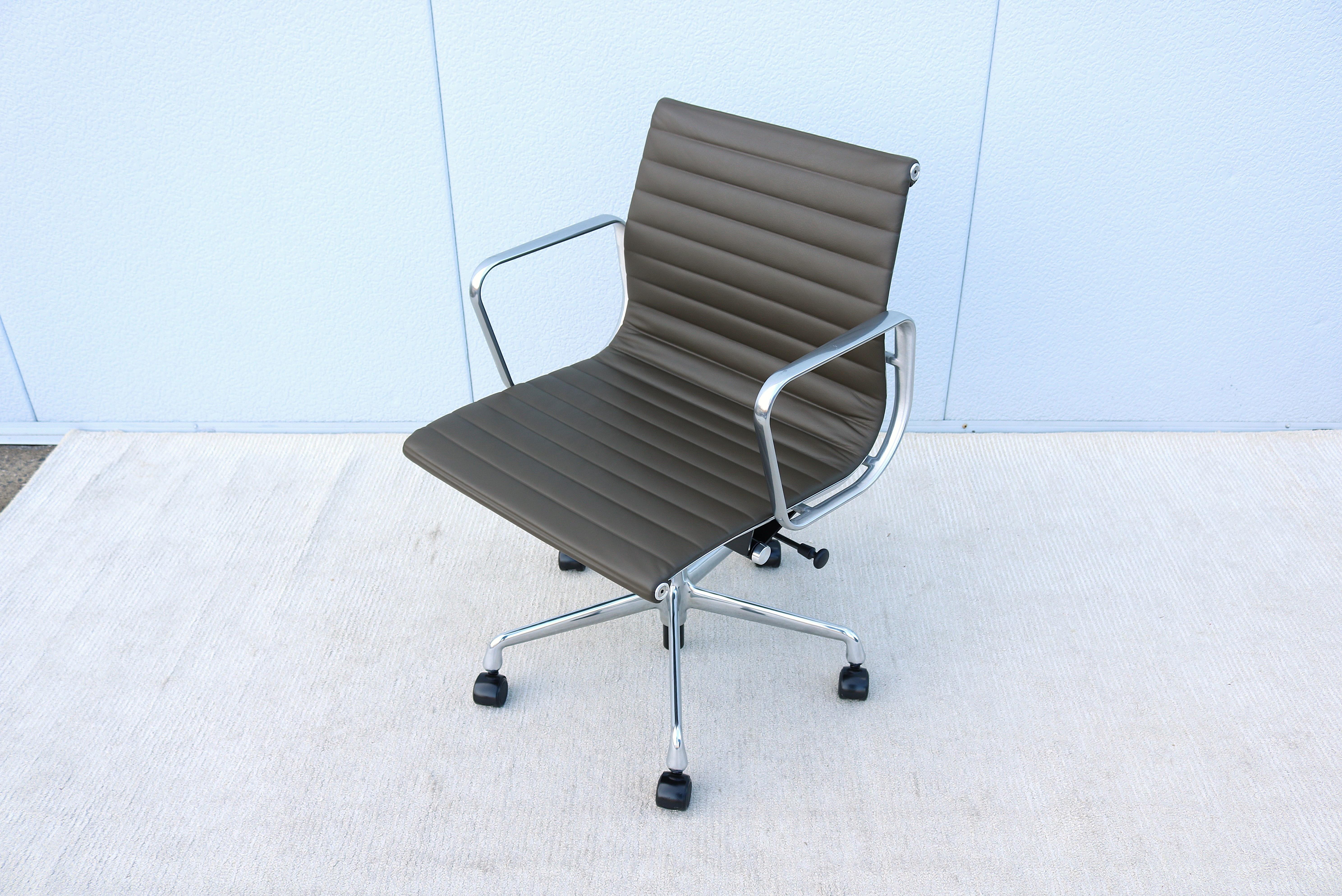 MCM Herman Miller Eames Aluminum Group Management Chair in Hunter Brown Leather For Sale 2