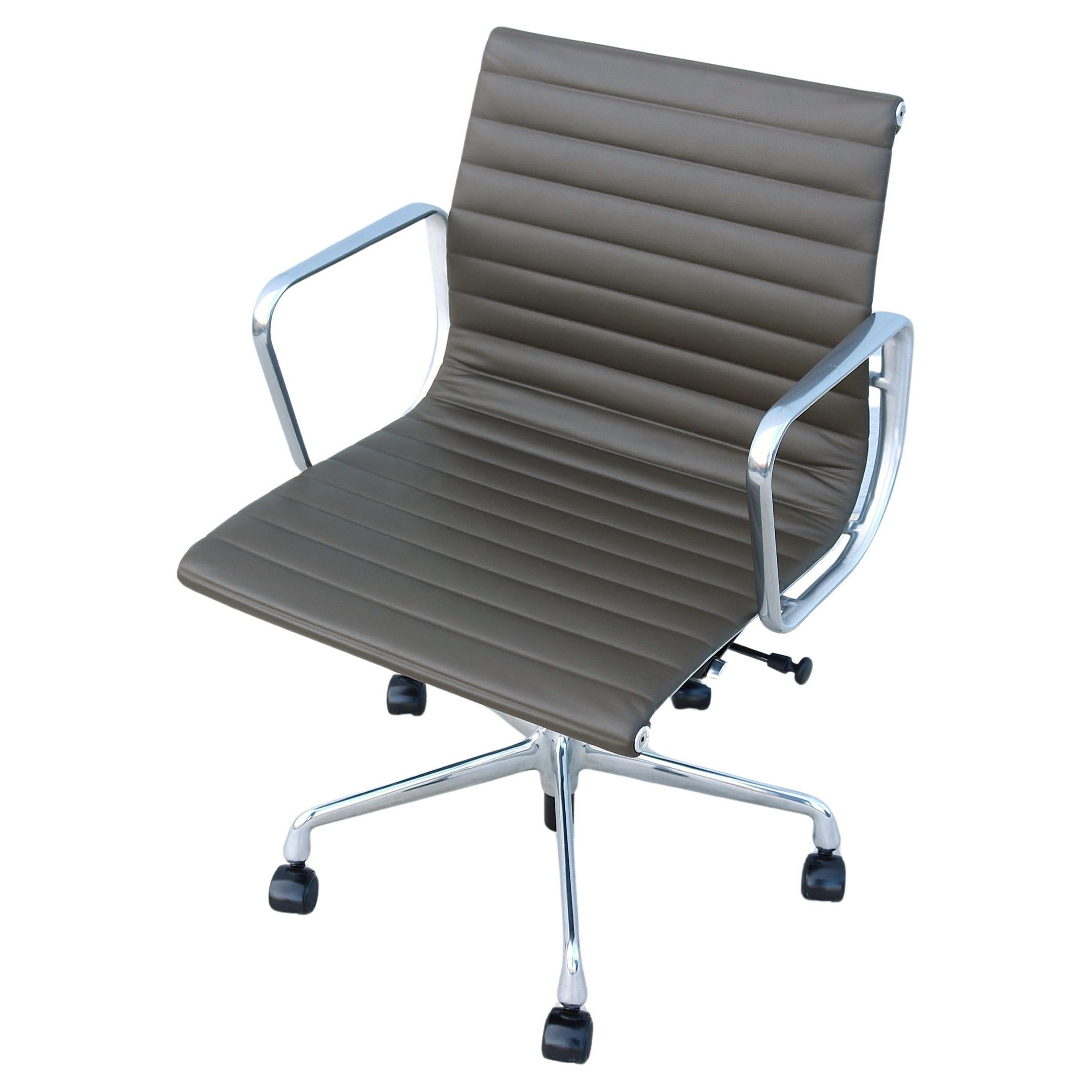 MCM Chaise de gestion de groupe en aluminium Eames d'Herman Miller en cuir Brown Hunter