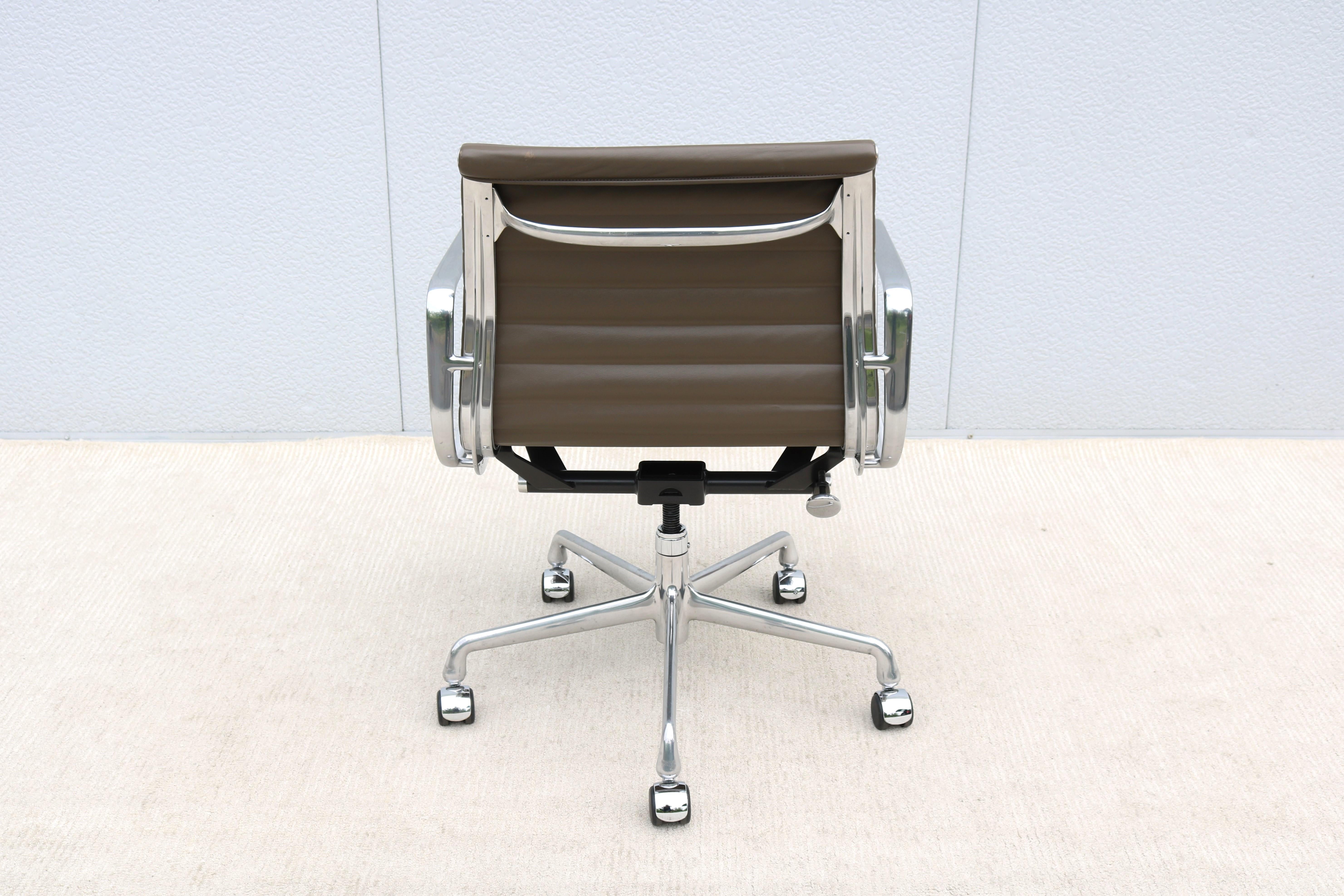 MCM Herman Miller Eames Aluminum Group Management Chair in Taupe Brown Leather For Sale 3