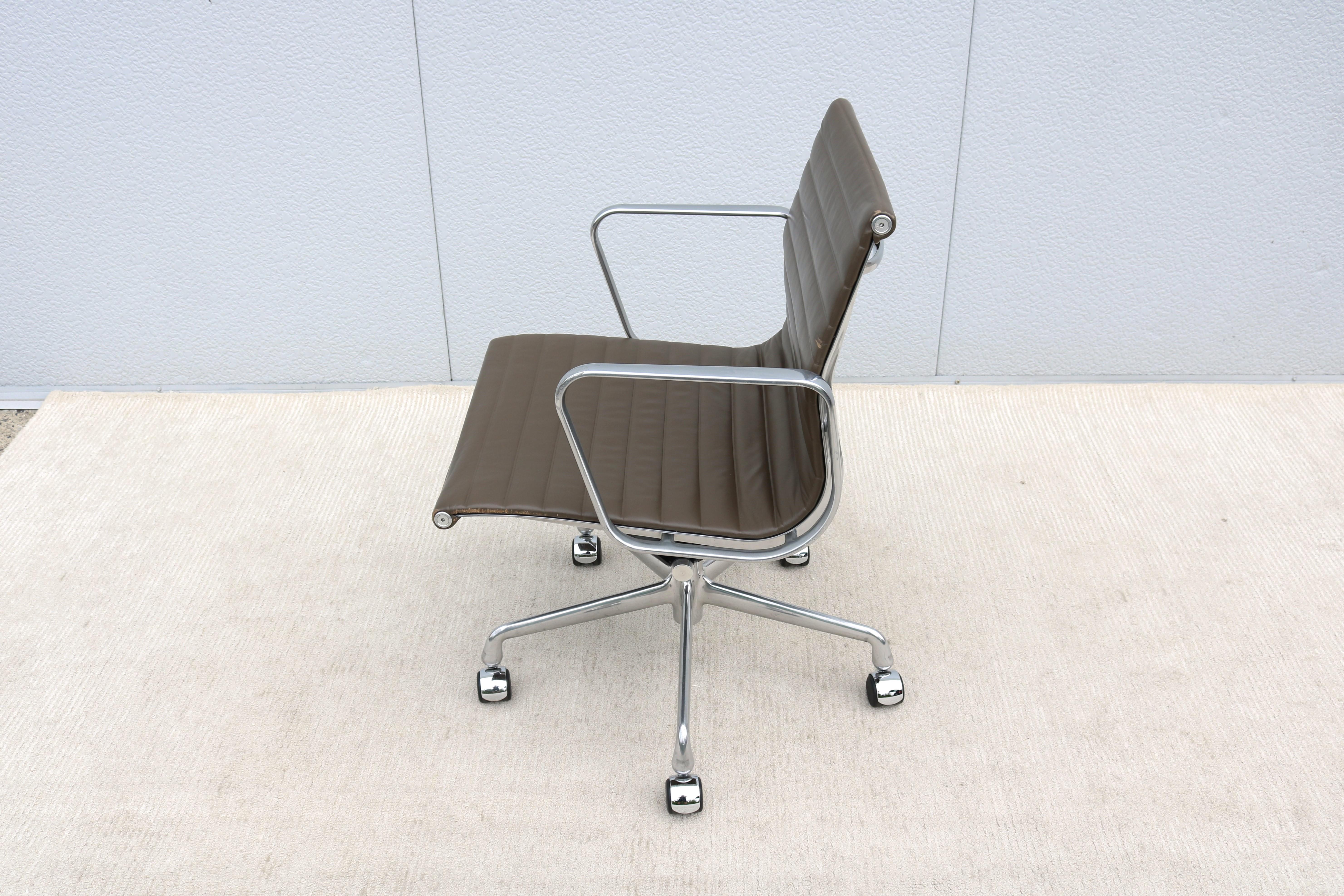 MCM Herman Miller Eames Aluminum Group Management Chair in Taupe Brown Leather For Sale 4