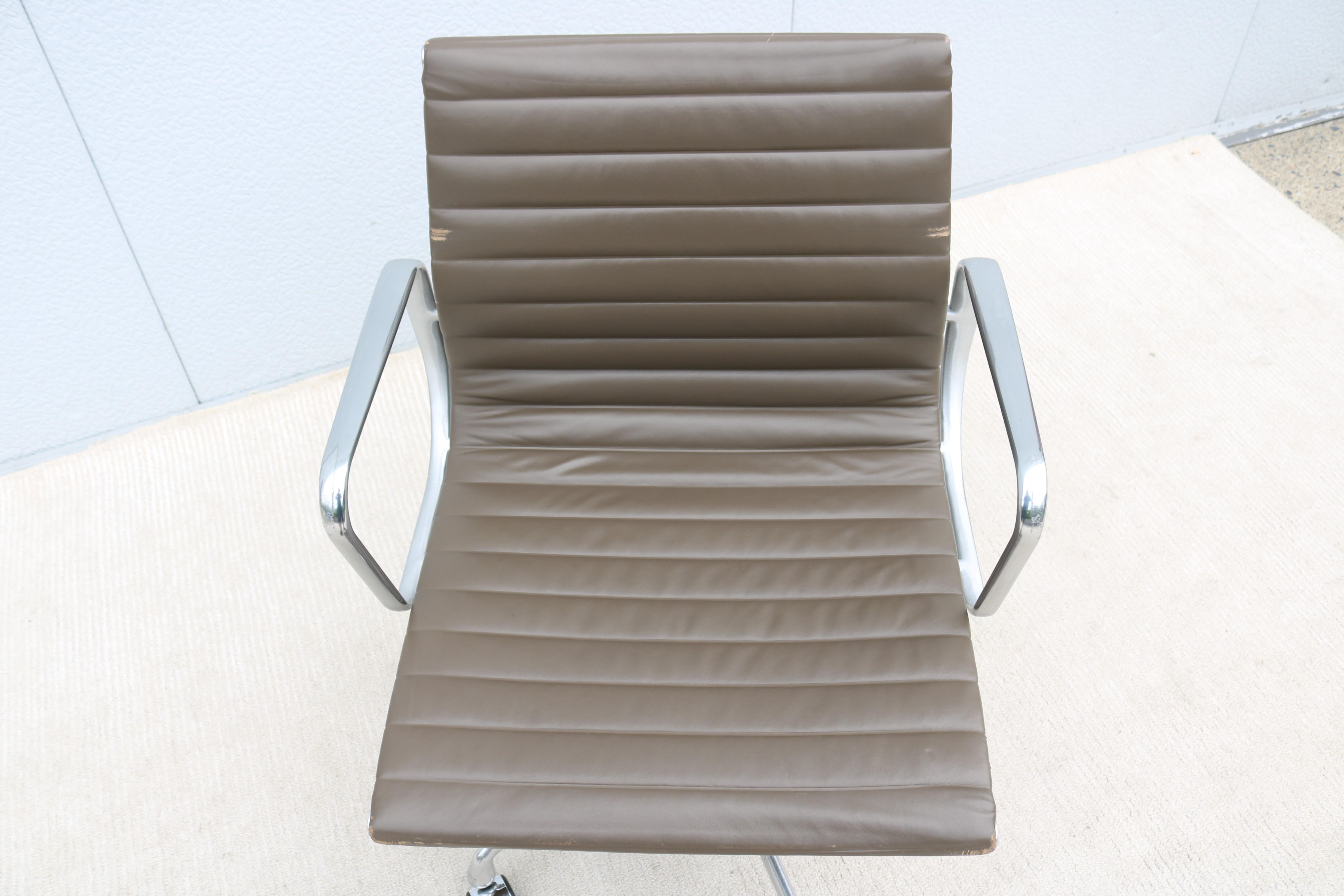 MCM Herman Miller Eames Aluminum Group Management Chair in Taupe Brown Leather For Sale 5