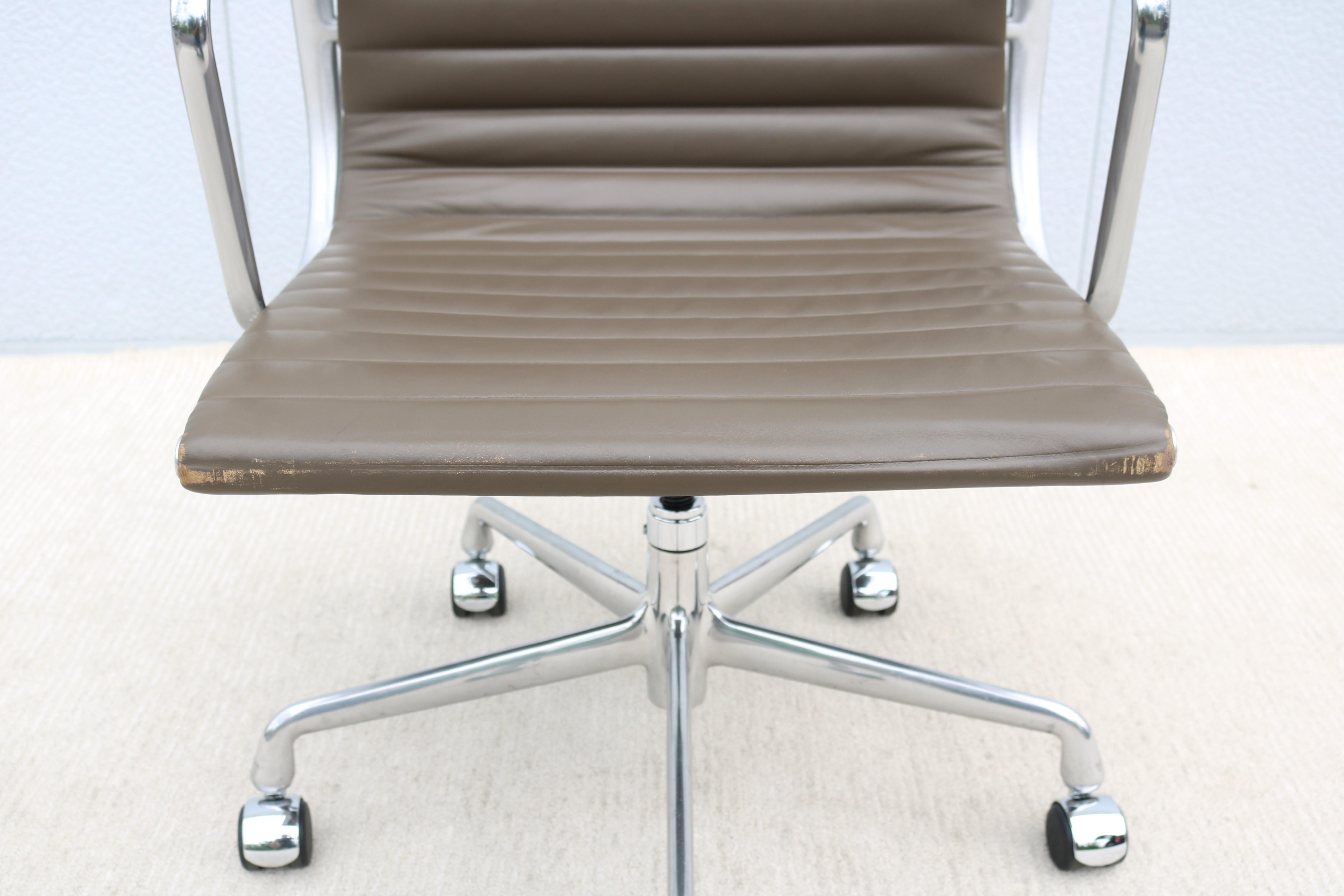 MCM Herman Miller Eames Aluminum Group Management Chair in Taupe Brown Leather For Sale 6