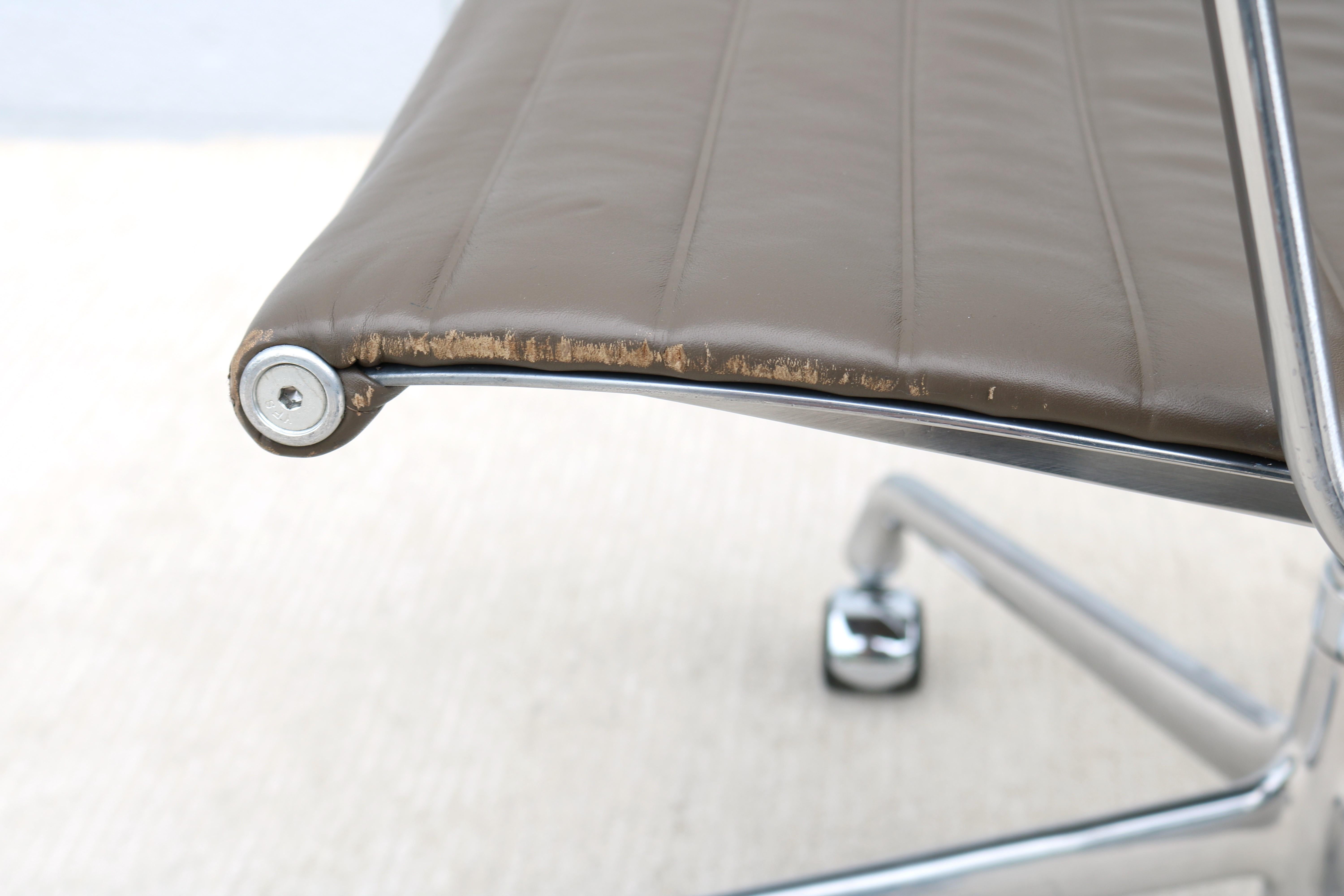 MCM Herman Miller Eames Aluminum Group Management Chair in Taupe Brown Leather For Sale 7