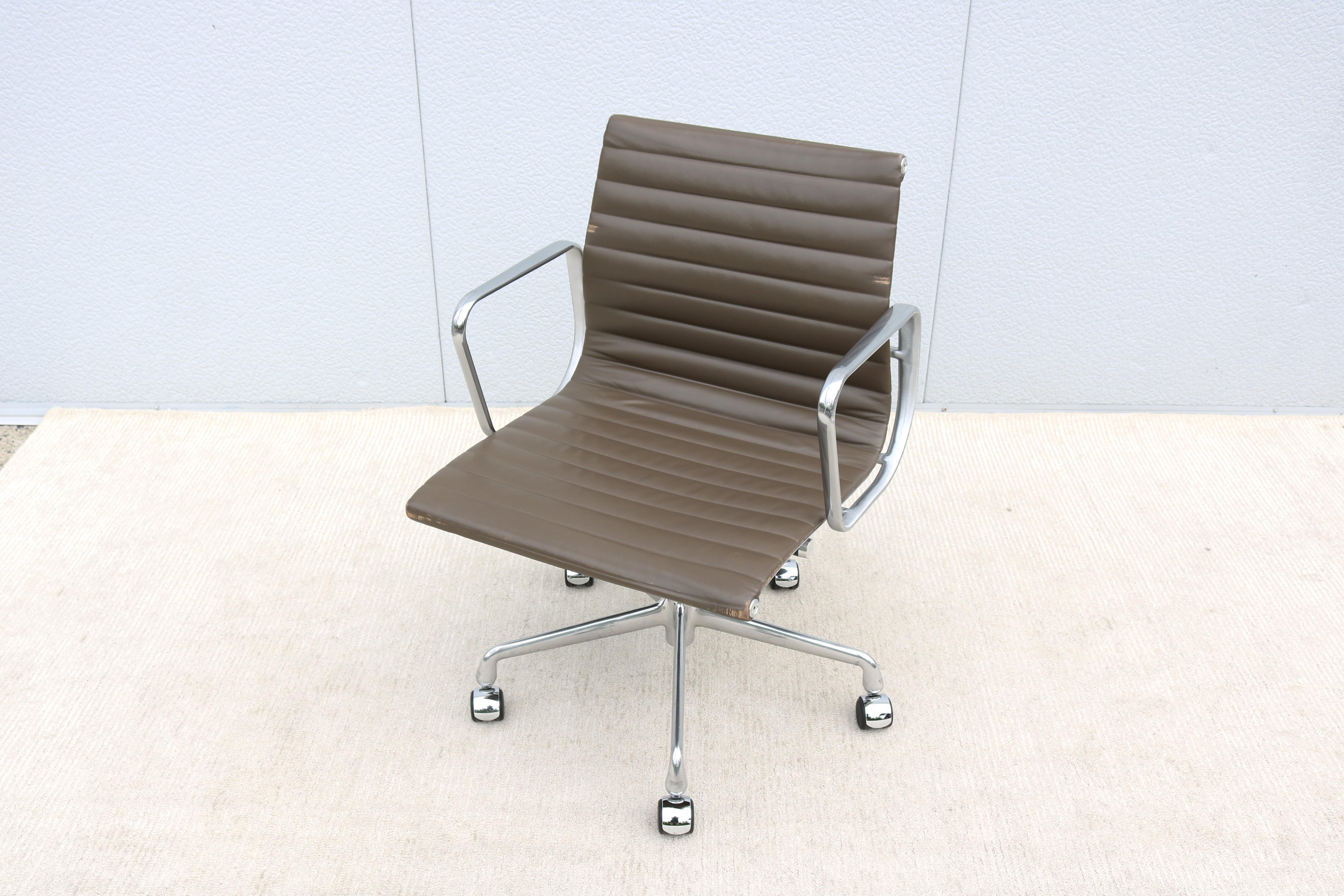 Stunning authentic mid-century modern Eames aluminum group management chair.
A timeless design classic and contemporary with Innovative comfort features.
One of Herman Miller most popular chairs was designed in 1958 by Charles and Ray