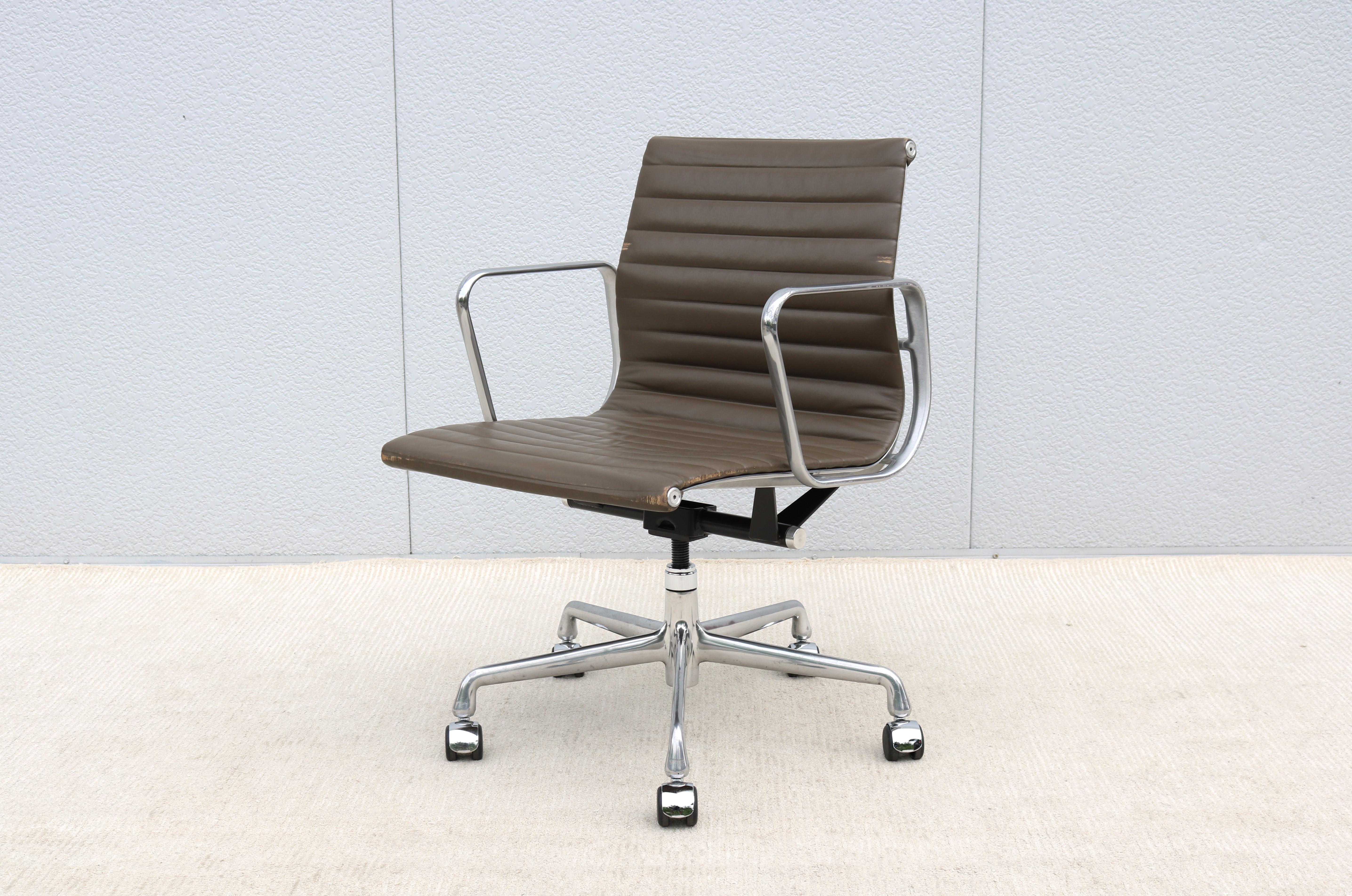 Mid-Century Modern MCM Herman Miller Eames Aluminum Group Management Chair in Taupe Brown Leather For Sale