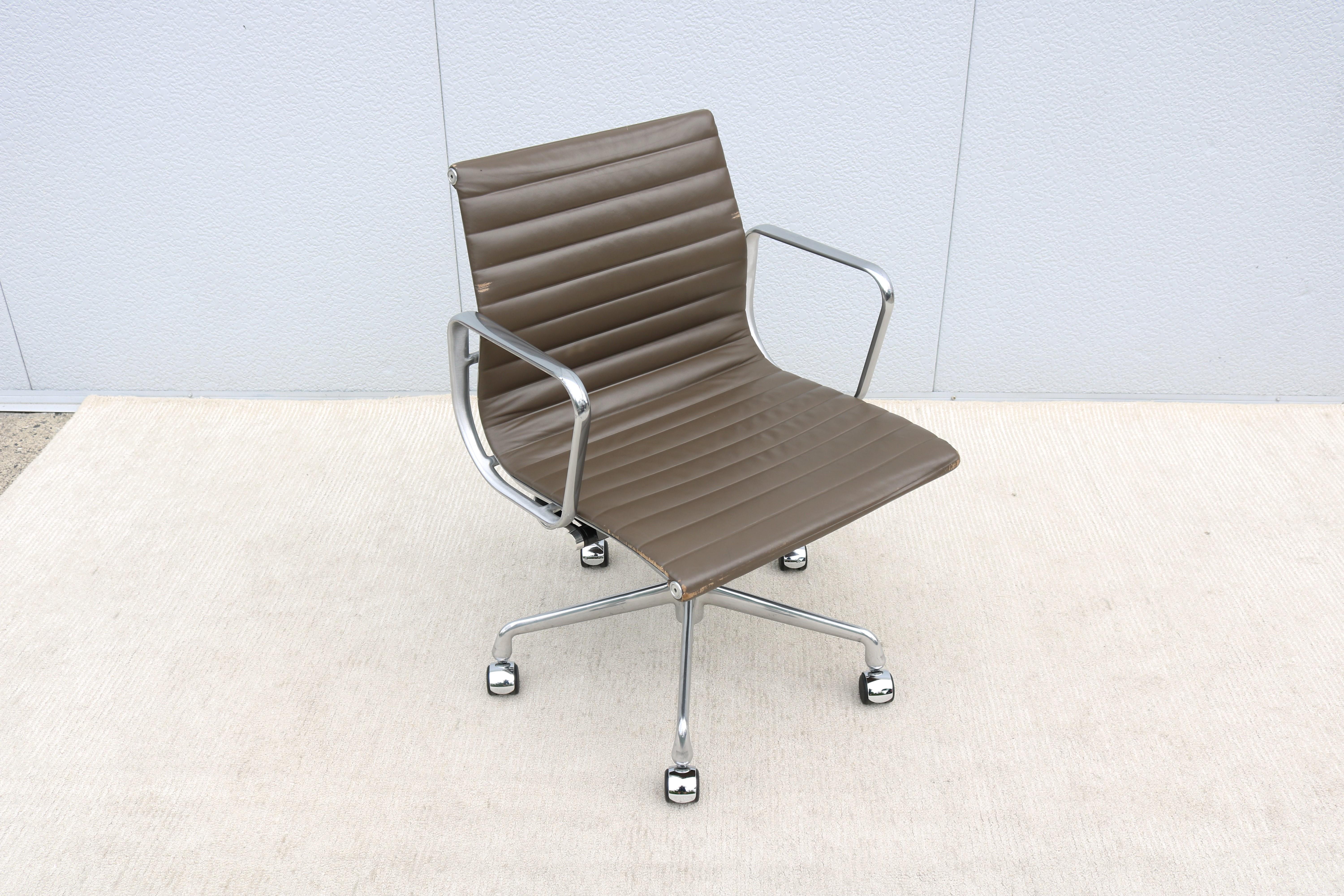 American MCM Herman Miller Eames Aluminum Group Management Chair in Taupe Brown Leather For Sale