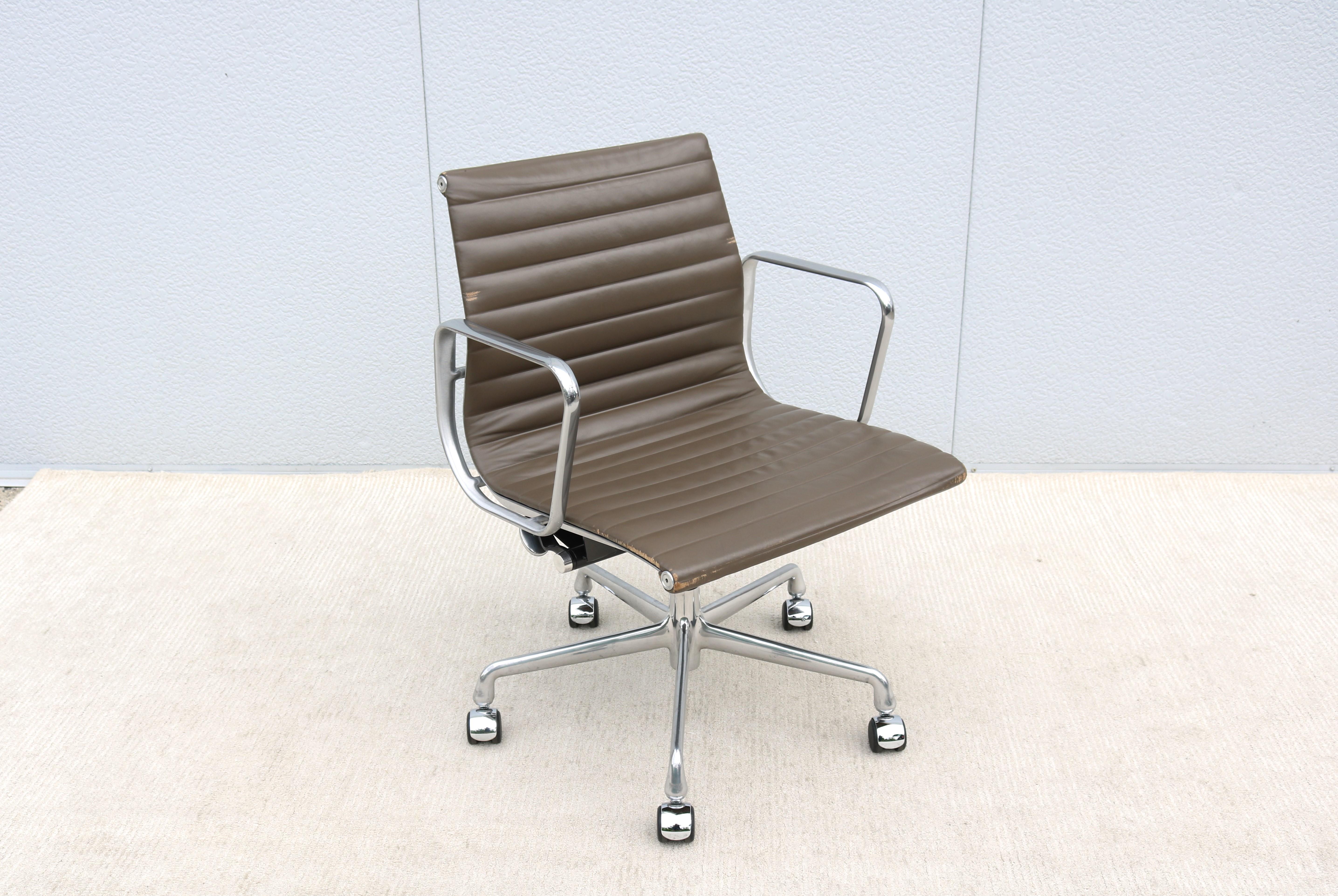 Polished MCM Herman Miller Eames Aluminum Group Management Chair in Taupe Brown Leather For Sale