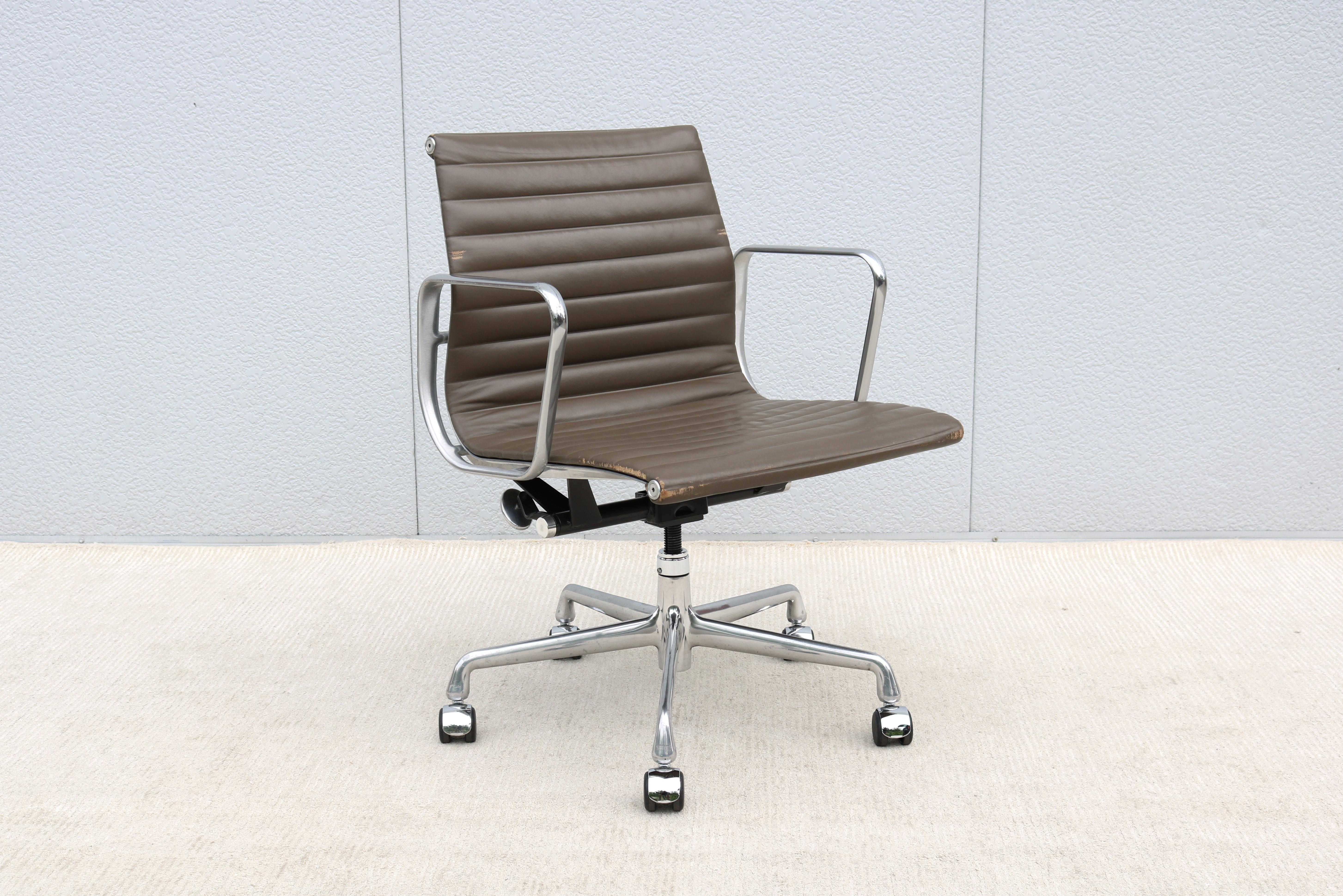 MCM Herman Miller Eames Aluminum Group Management Chair in Taupe Brown Leather In Good Condition For Sale In Secaucus, NJ