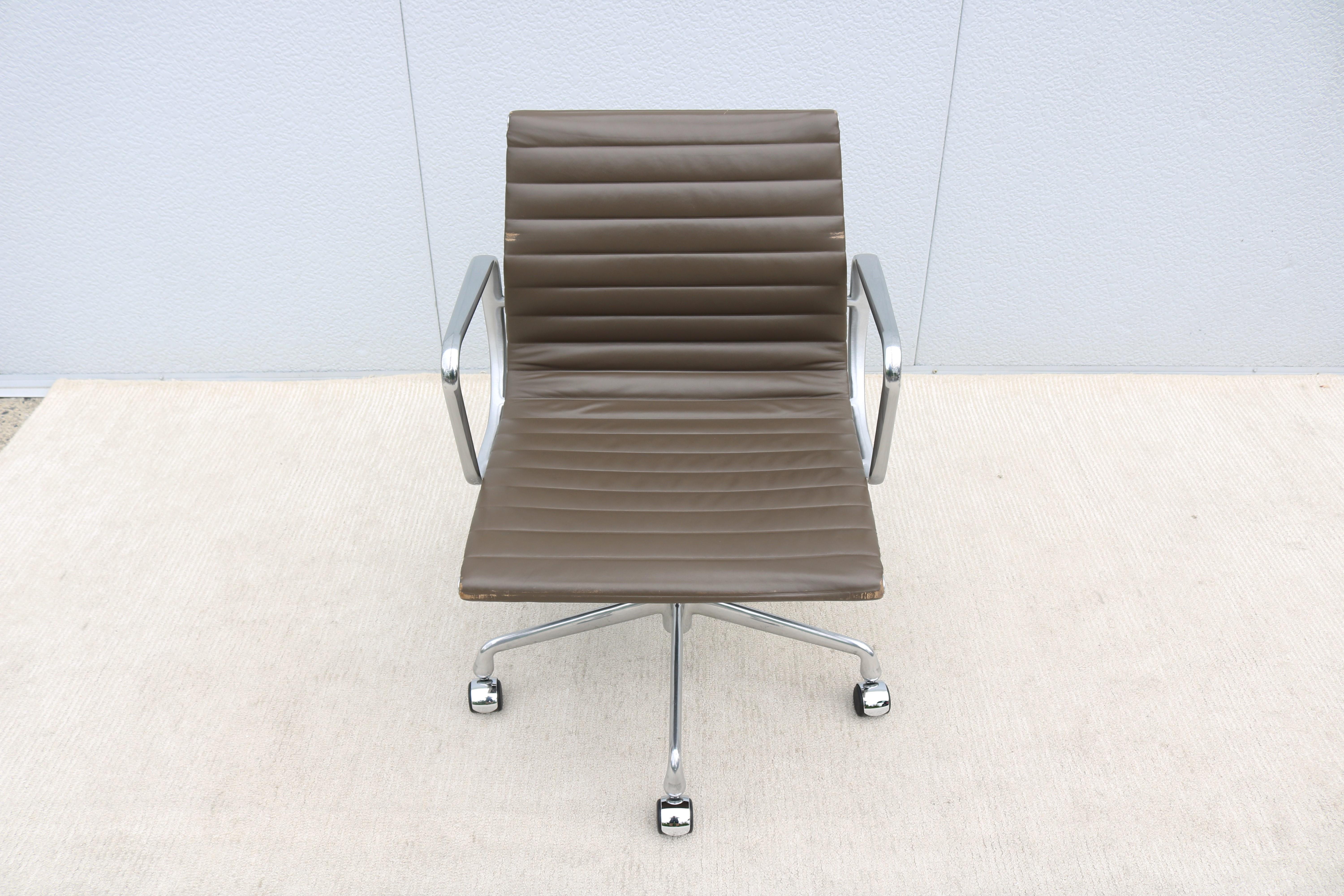 Contemporary MCM Herman Miller Eames Aluminum Group Management Chair in Taupe Brown Leather For Sale