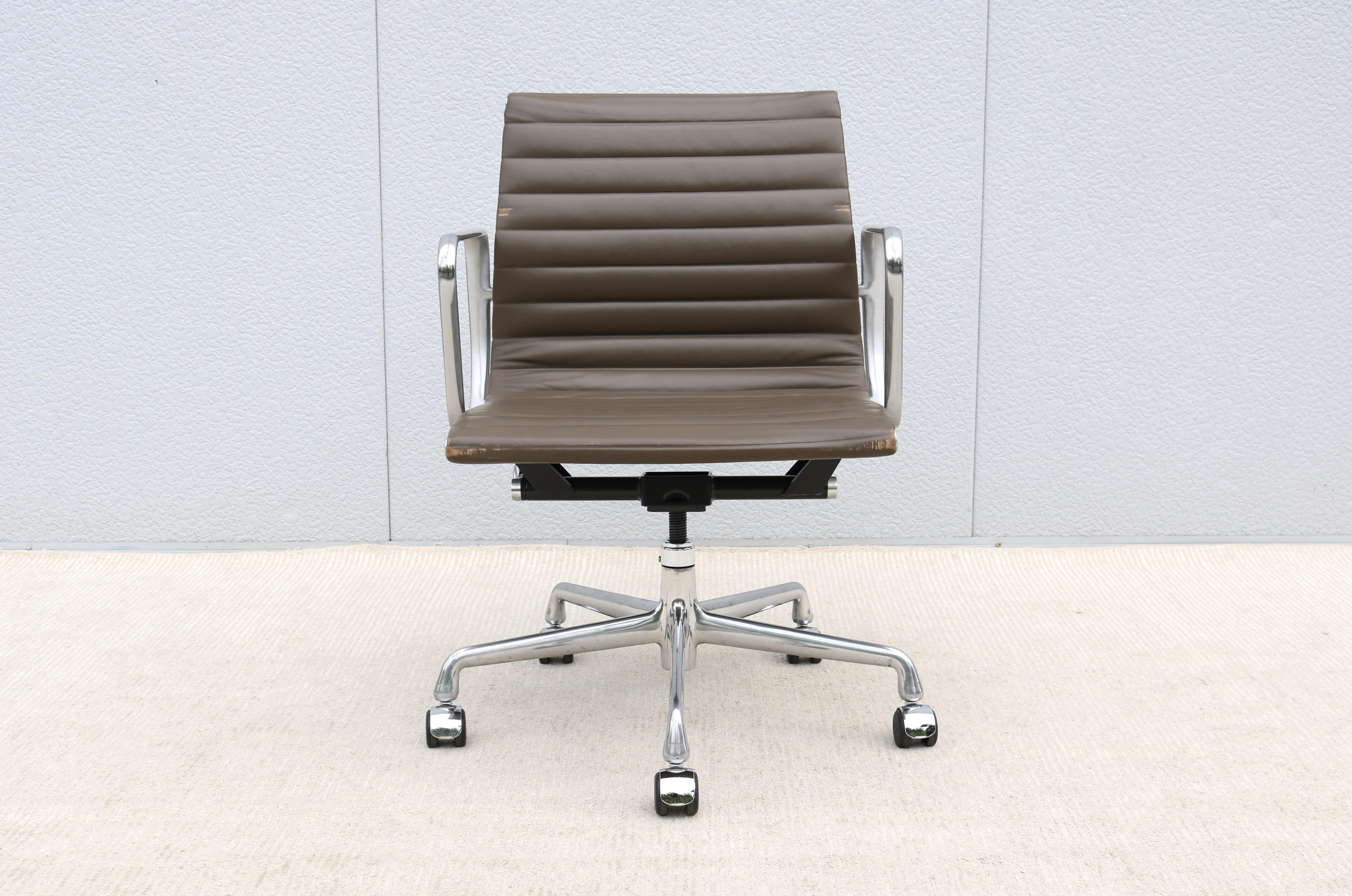MCM Herman Miller Eames Aluminum Group Management Chair in Taupe Brown Leather For Sale 1