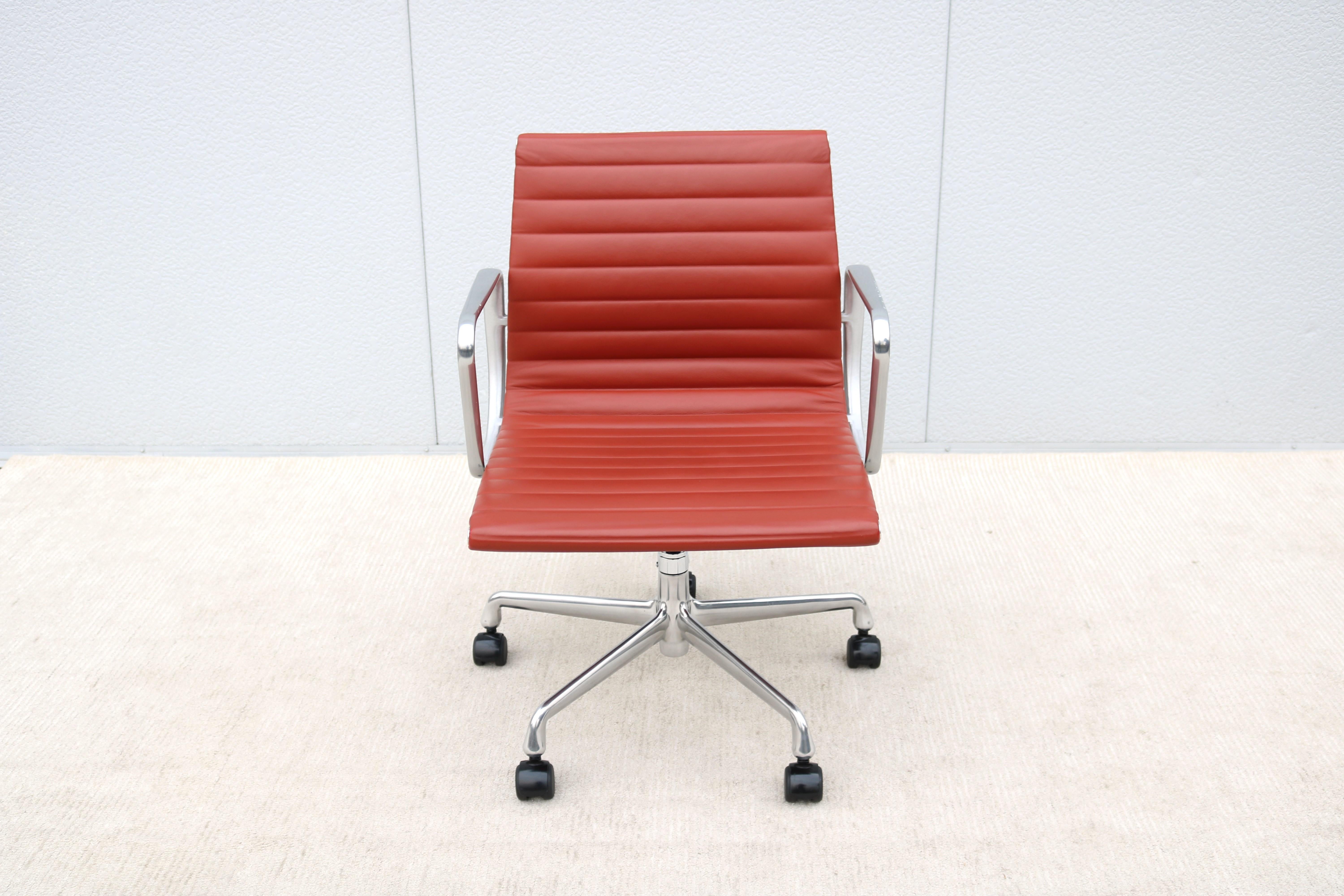 Stunning authentic mid-century modern Eames aluminum group management chair.
A timeless design classic and contemporary with innovative comfort features.
One of Herman Miller most popular chairs was designed in 1958 by Charles and Ray Eames.

Please