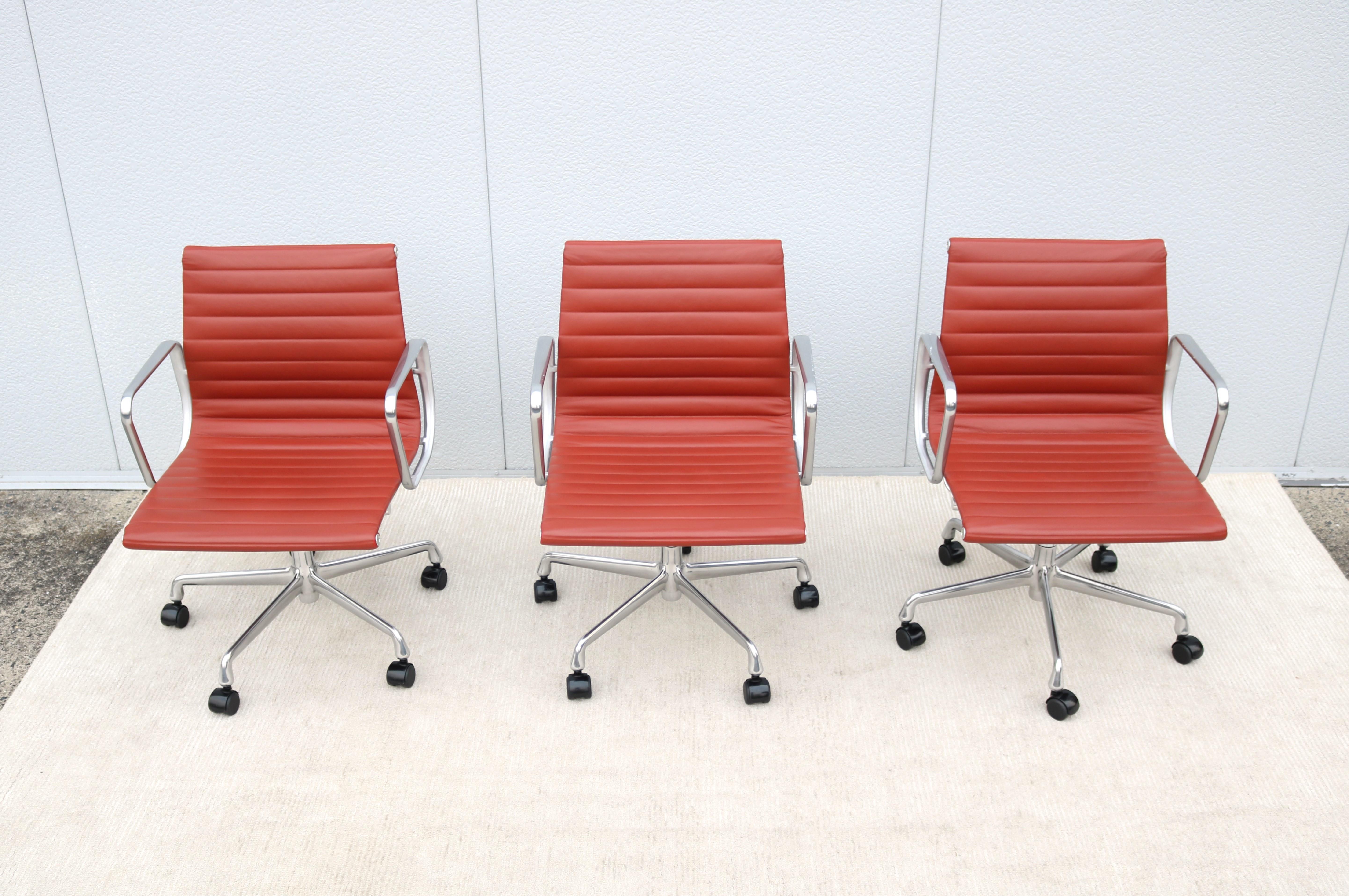 MCM Herman Miller Eames Aluminum Group Terra Cotta Leder Management Chair (Poliert) im Angebot