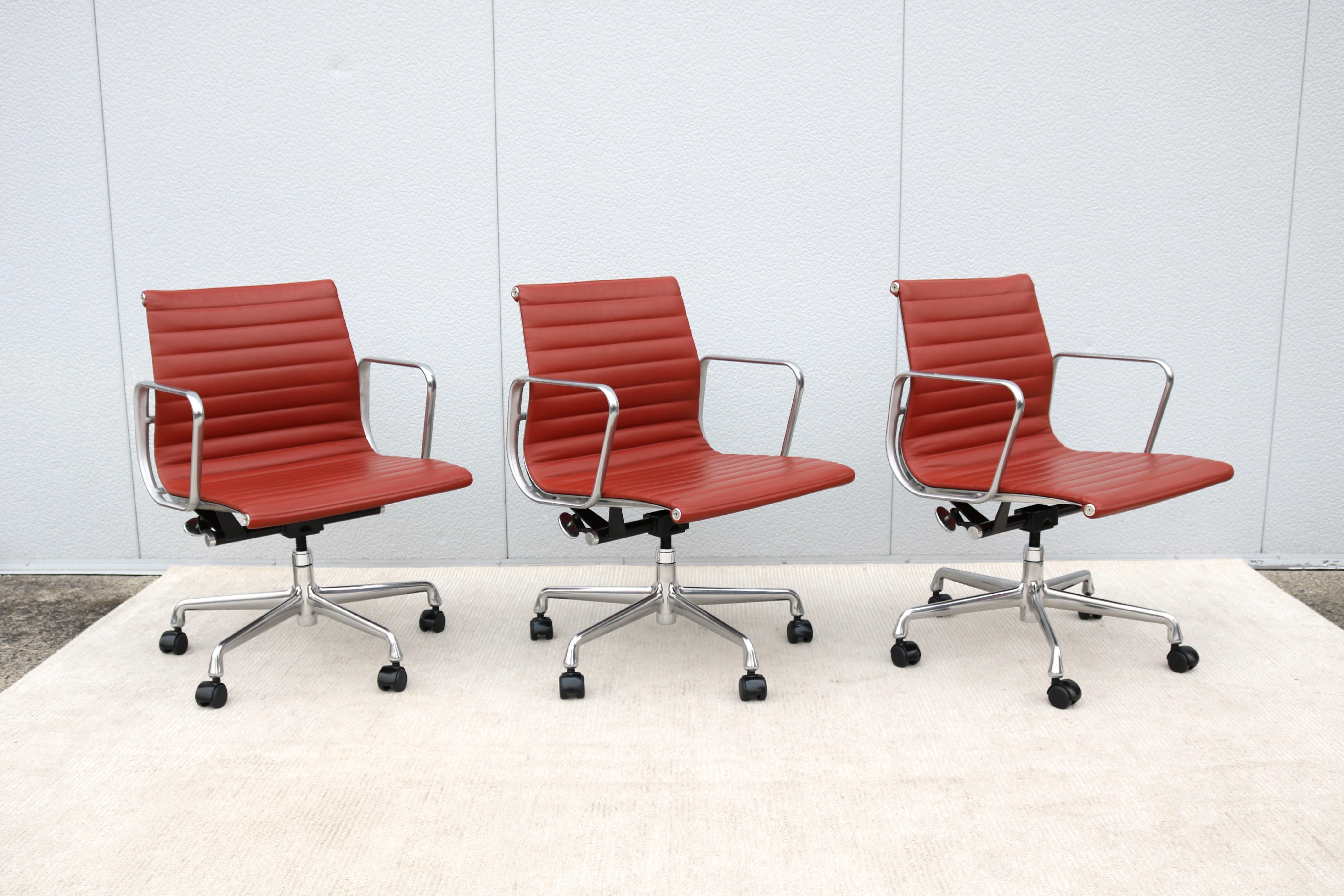 MCM Herman Miller Eames Aluminum Group Terra Cotta Leather Management Chair In Good Condition For Sale In Secaucus, NJ