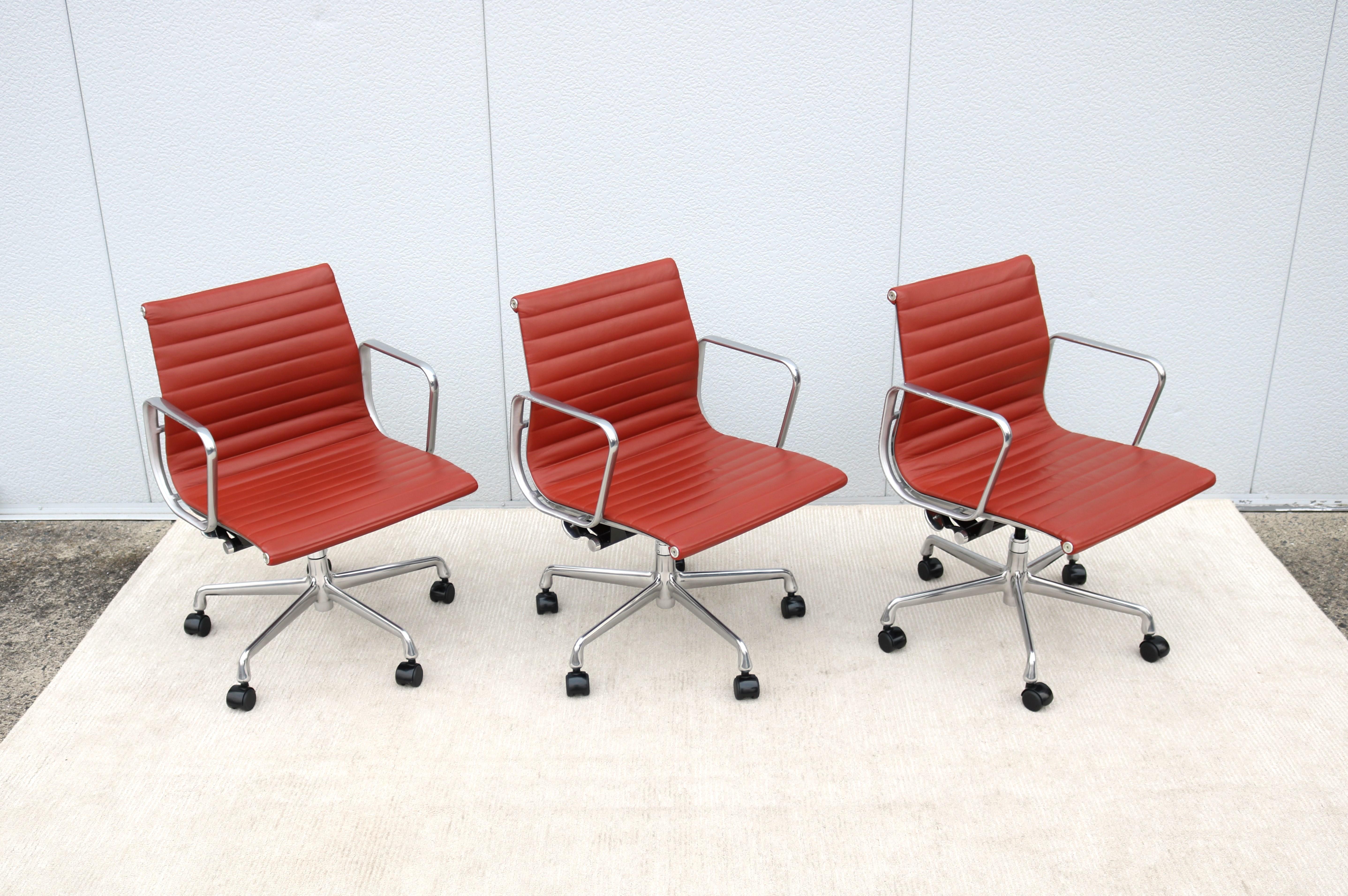MCM Herman Miller Eames Aluminum Group Terra Cotta Leder Management Chair (21. Jahrhundert und zeitgenössisch) im Angebot