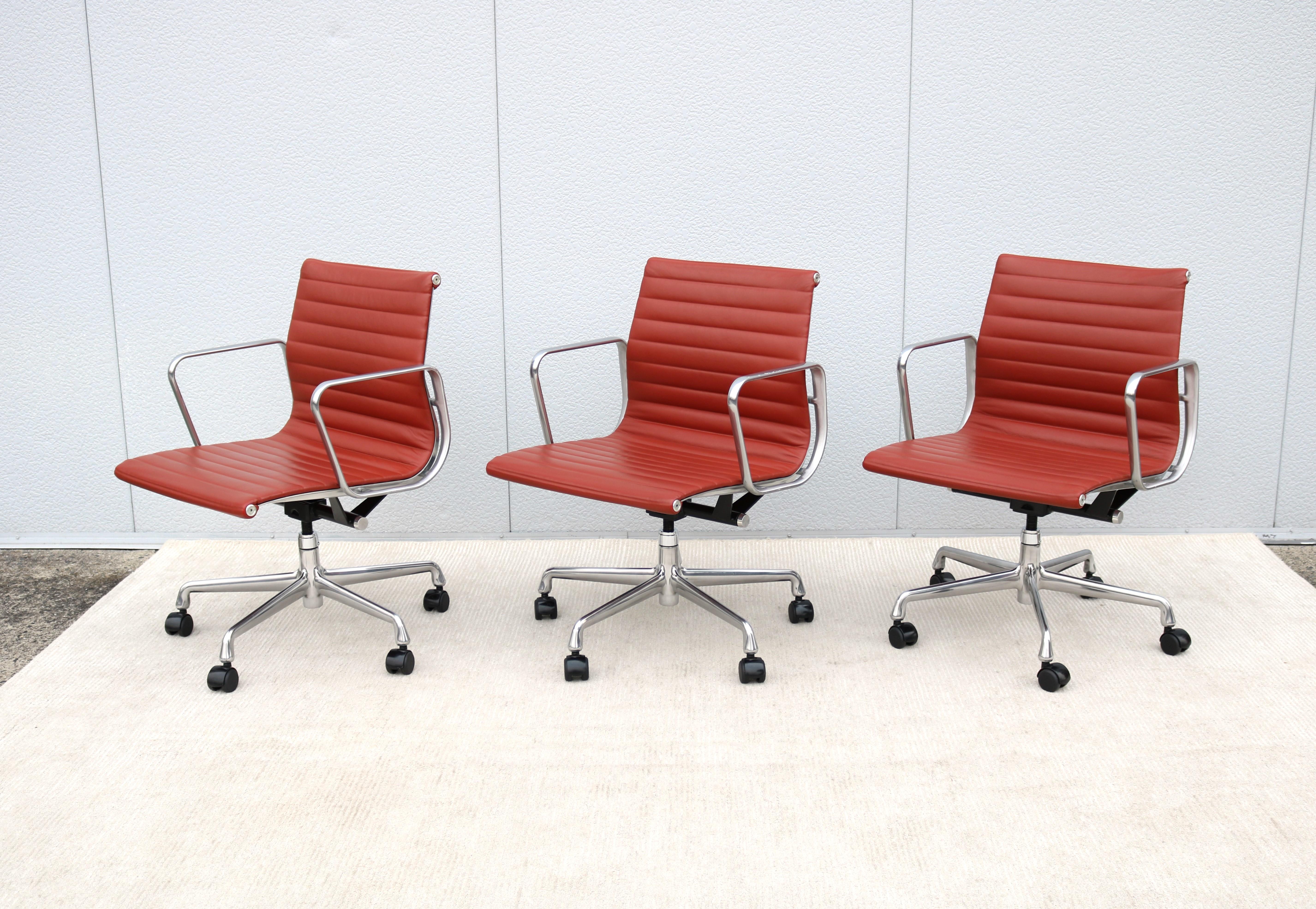 MCM Herman Miller Eames Aluminum Group Terra Cotta Leder Management Chair (Aluminium) im Angebot