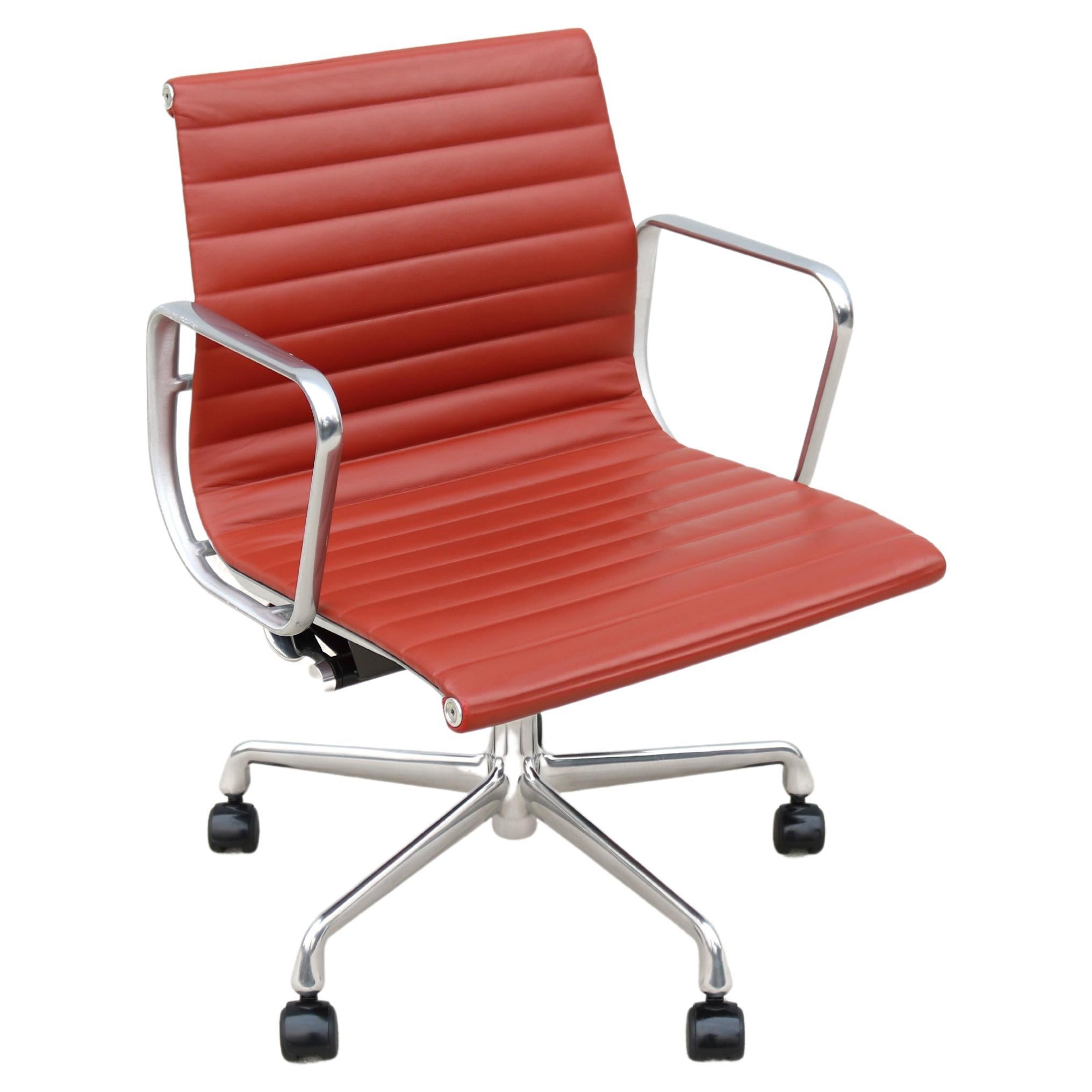 Chaise de gestion de groupe Eames Aluminum Group en cuir terre cuite MCM Herman Miller